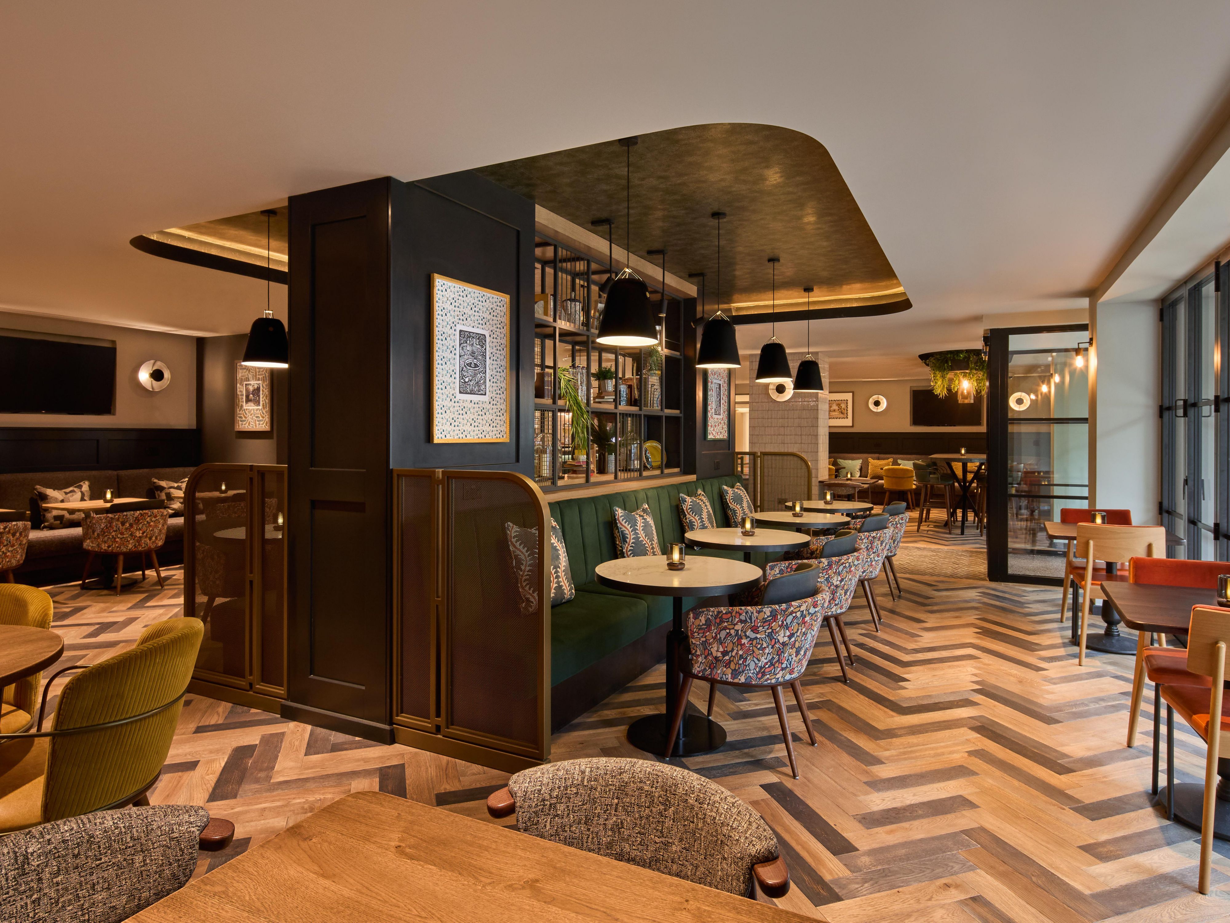 Travelling with family? At Holiday Inn London - Bloomsbury, kids aged 17 and under stay free when sharing a room with an adult, and kids under 12 enjoy complimentary meals with a paying adult at our on-site restaurants. If you're visiting the British Museum or exploring nearby attractions, you’ll love the convenience of family-friendly perks.