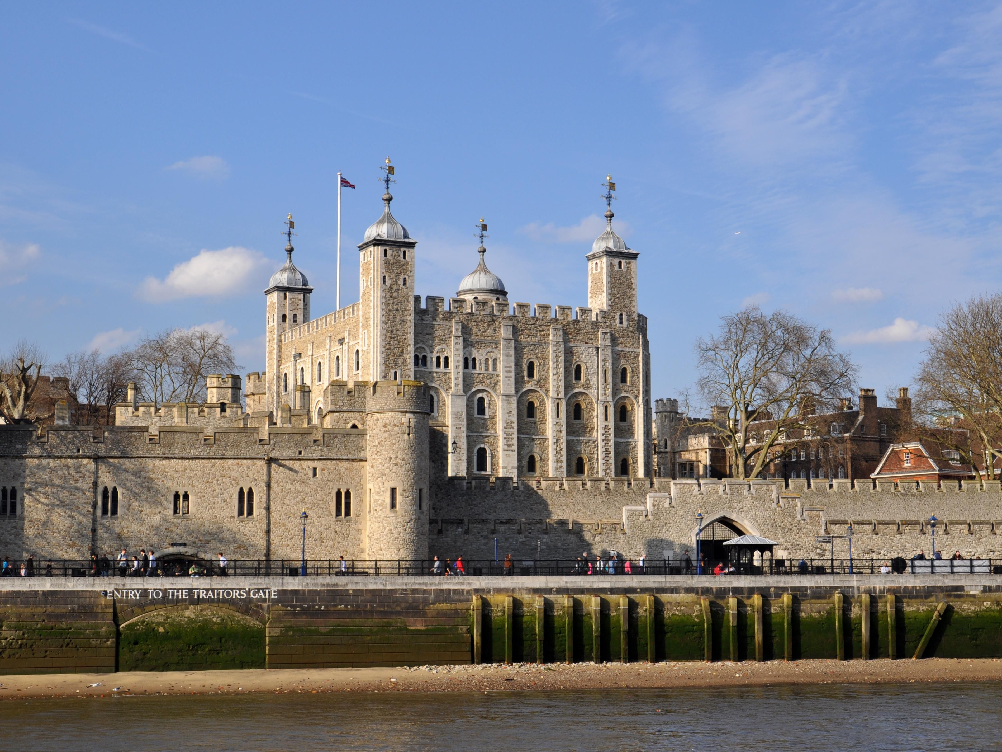 Our hotel offers direct access to the Piccadilly Line, your gateway to London’s iconic landmarks. Connecting Heathrow Airport to the heart of the city, it links must-see spots like Covent Garden, Leicester Square, and Green Park to visit Buckingham Palace.