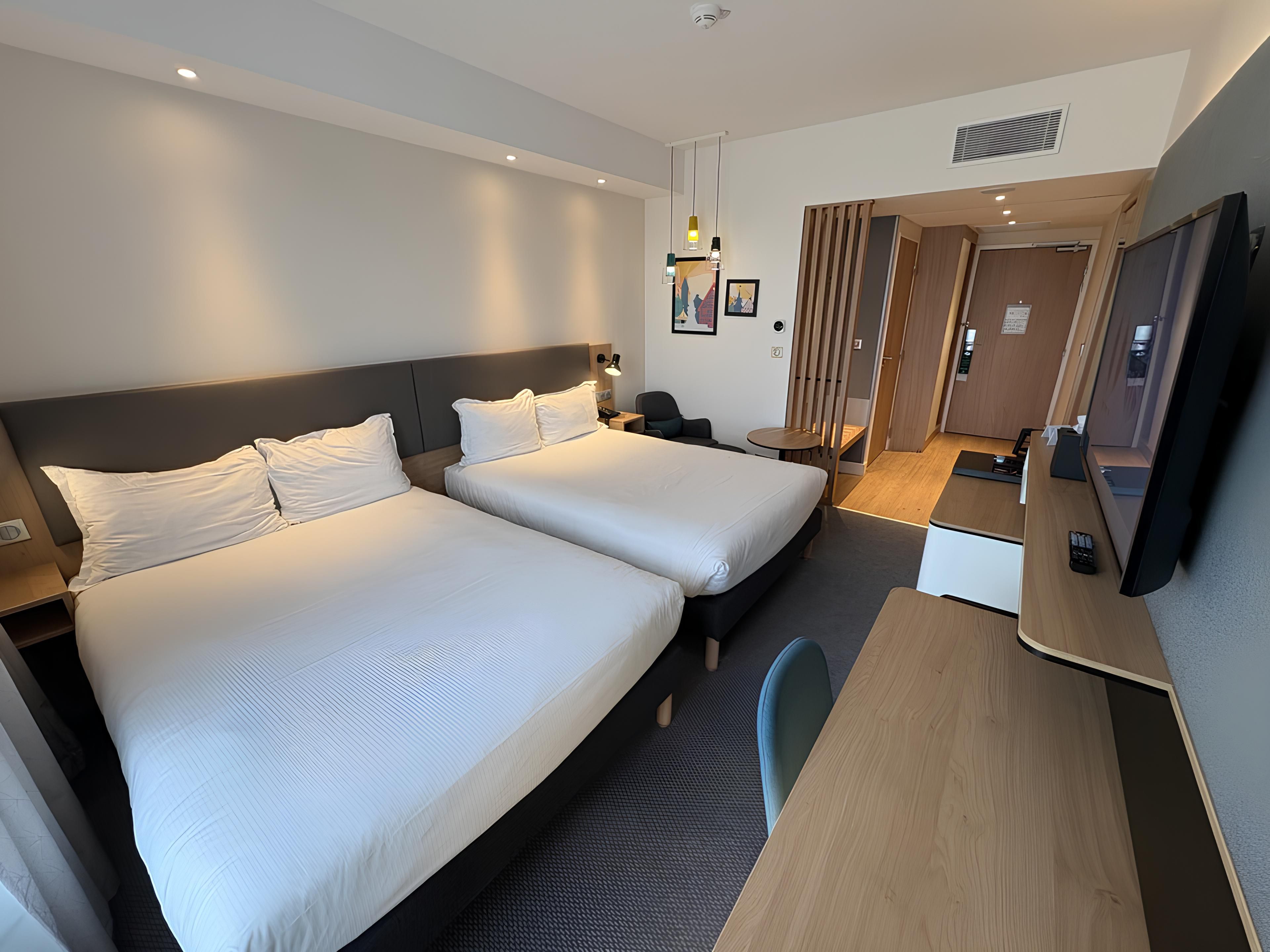 Planning a vacation with a stop in Dijon? Treat yourself to family comfort with us! Our family rooms, designed to accommodate up to 4 people, provide the perfect space for unforgettable moments. Enjoy a pleasant family stay with the same comfort as your own home.