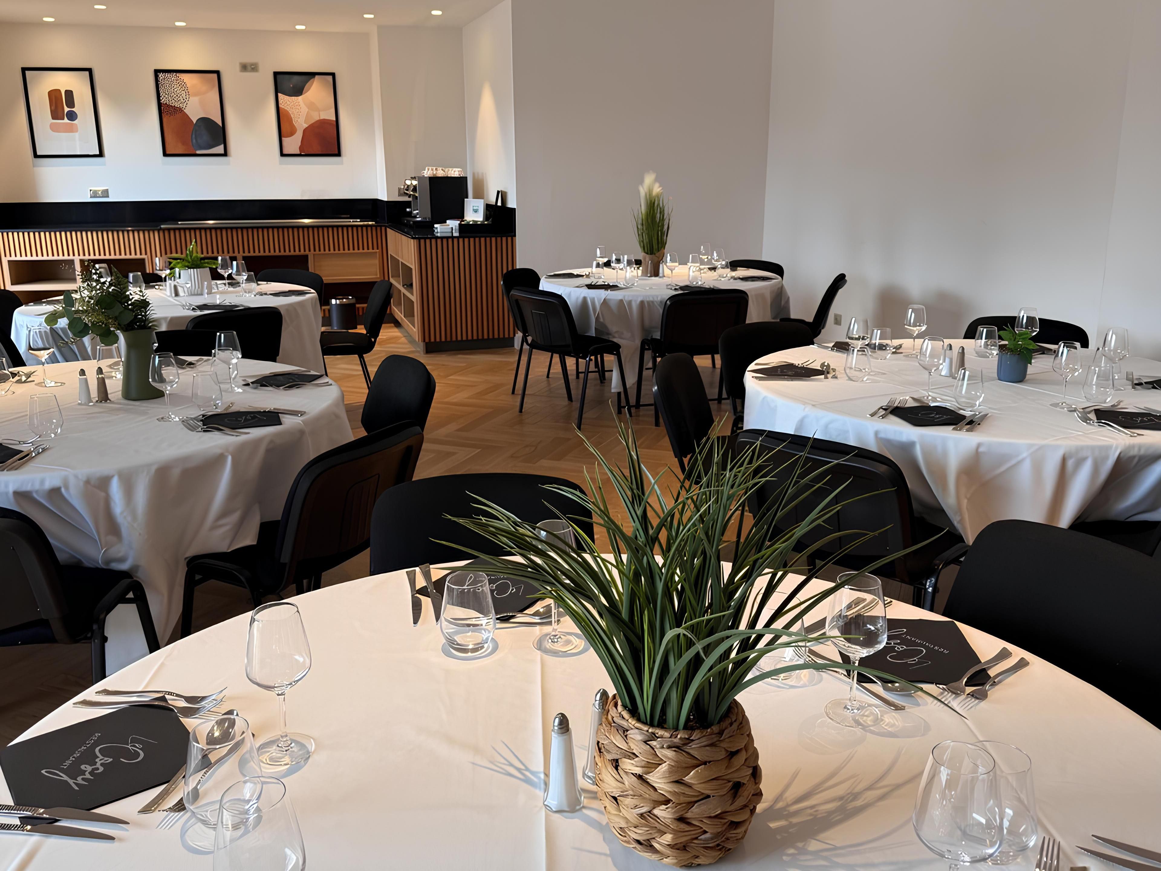 Host your corporate holiday lunch, Christmas party, or cocktail in a pleasant and elegant setting. Seasonal menus crafted by our chef, private stylish spaces, and attentive service ensure an unforgettable experience for your team. Free parking and easy access from Dijon.