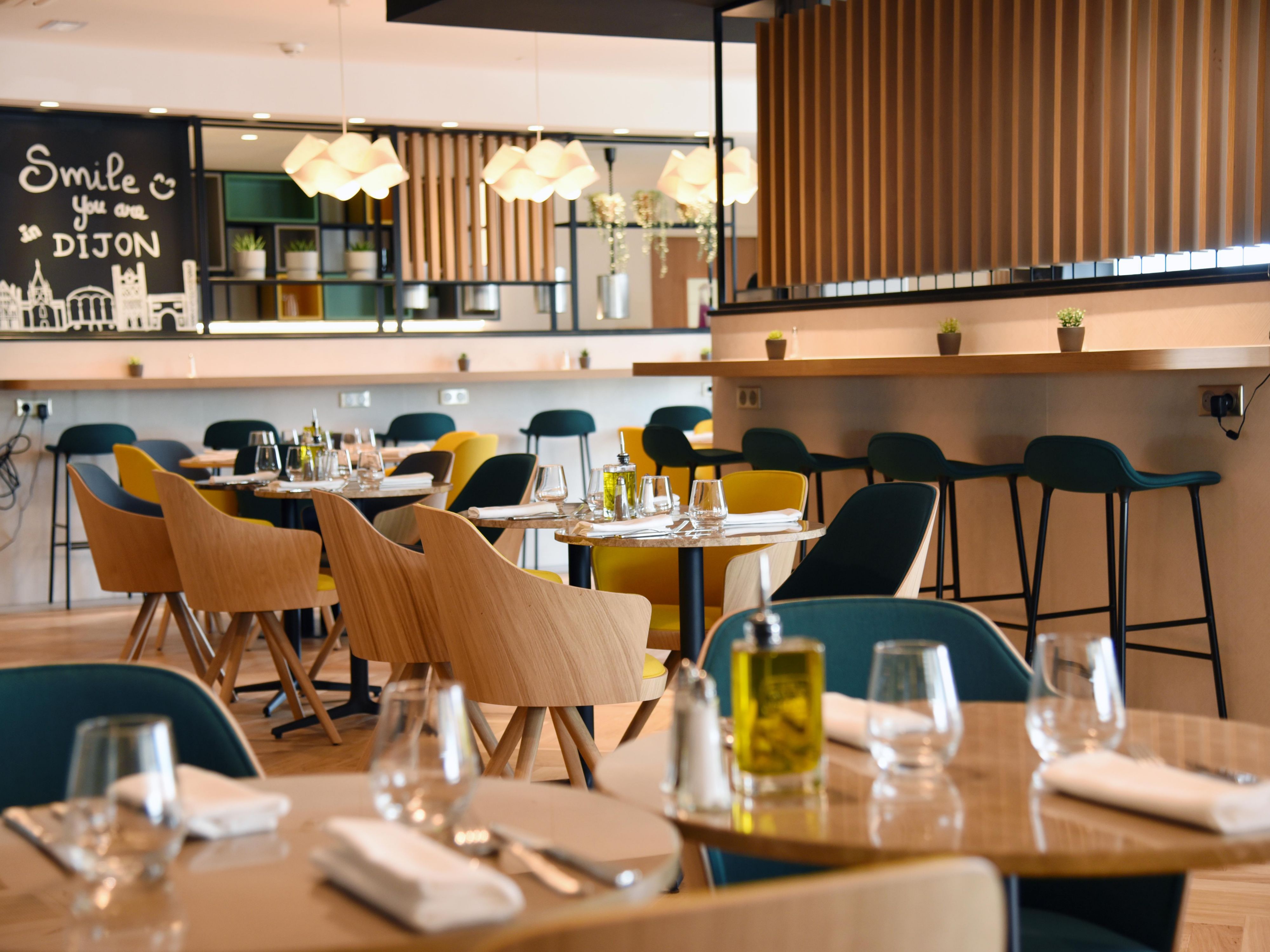 Our restaurant Le Cosy welcomes you to a contemporary and relaxed atmosphere every day from 12 pm to 2 pm and from 7 pm to 10 pm (closed on Saturdays and Sundays for lunch). Our bistronomic cuisine will take you to the heart of French and Burgundy terroir by combining gourmet cuisine and creativity.