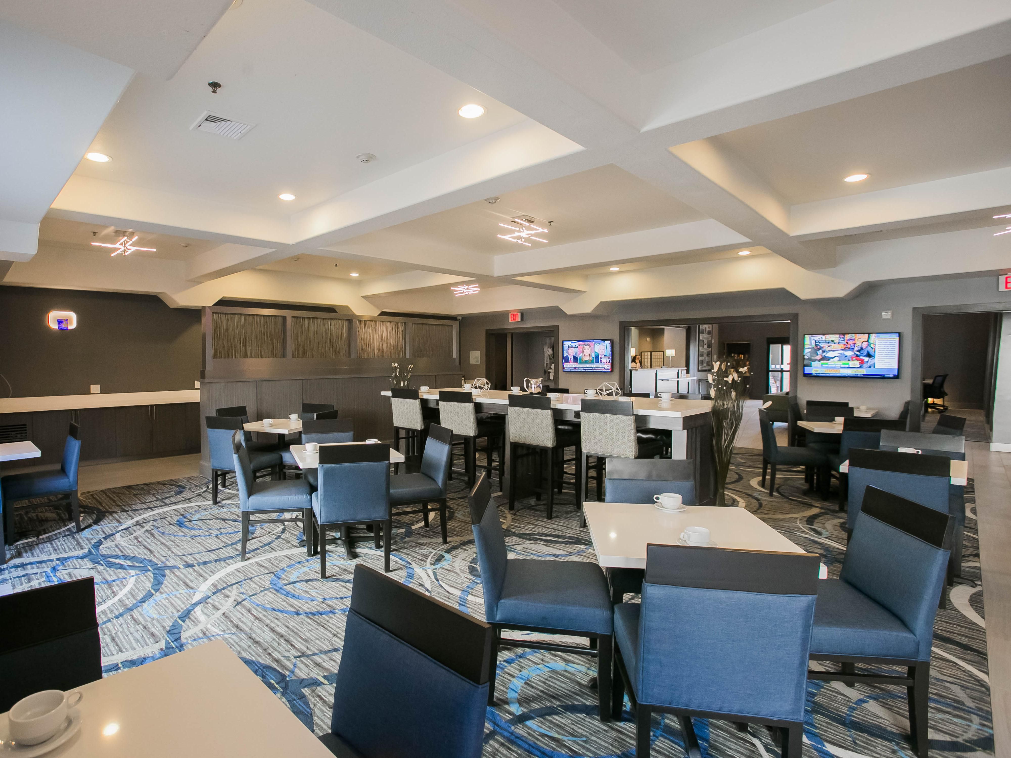 Enjoy East Texas at it's finest when you dine at the Holiday Inn Longview's Lambortini Bar and Grill! 
Restaurant & Room Service Hours of Operation: 
Breakfast 
Weekdays 6:30 AM-10:30 AM
Weekends 7 AM-10 AM
Dinner & Bar
Monday  - Saturday 5:00 PM-10:00 PM
Closed on Sunday