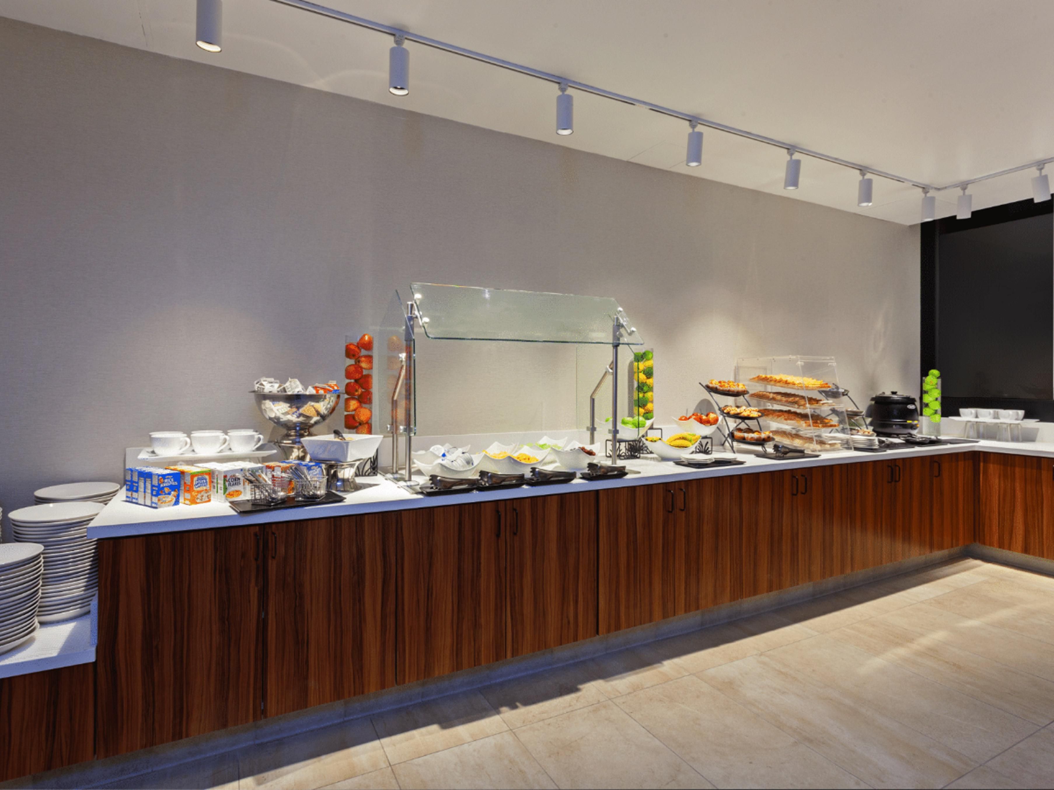 Fuel up for the day at The Spot Restaurant, serving freshly prepared breakfast favorites every morning. From hearty classics to light options, enjoy a satisfying start before heading to the airport, beach or exploring Los Angeles. 