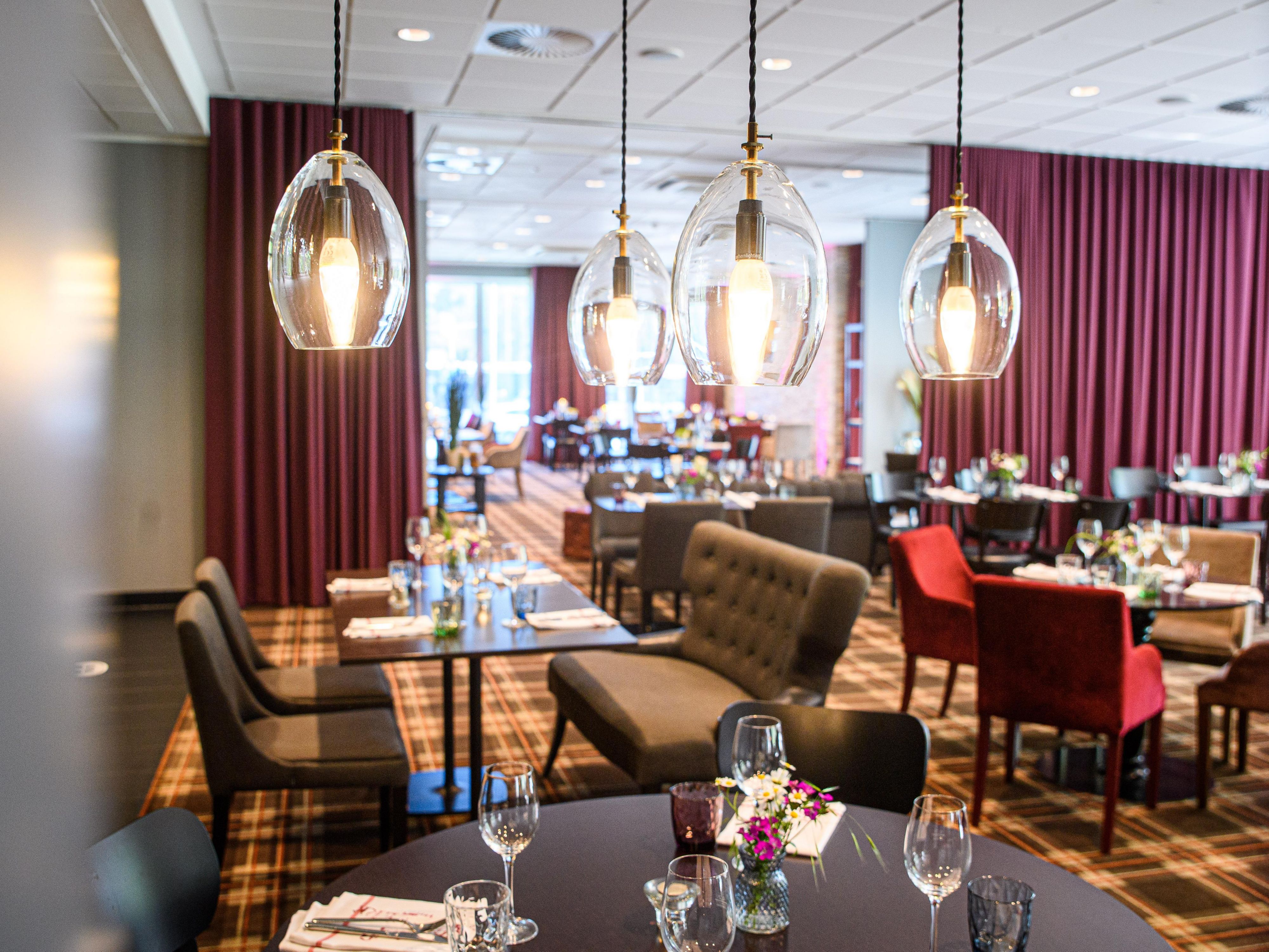 Welcome to our living room! Make yourself comfortable, order a drink and enjoy the wonderfully relaxed atmosphere in our restaurant. We serve you the best of head chef Kai Otto Jacobson's travel case, which comes with many surprises. Enjoy international delicacies, exotic spices, and true culinary delights.