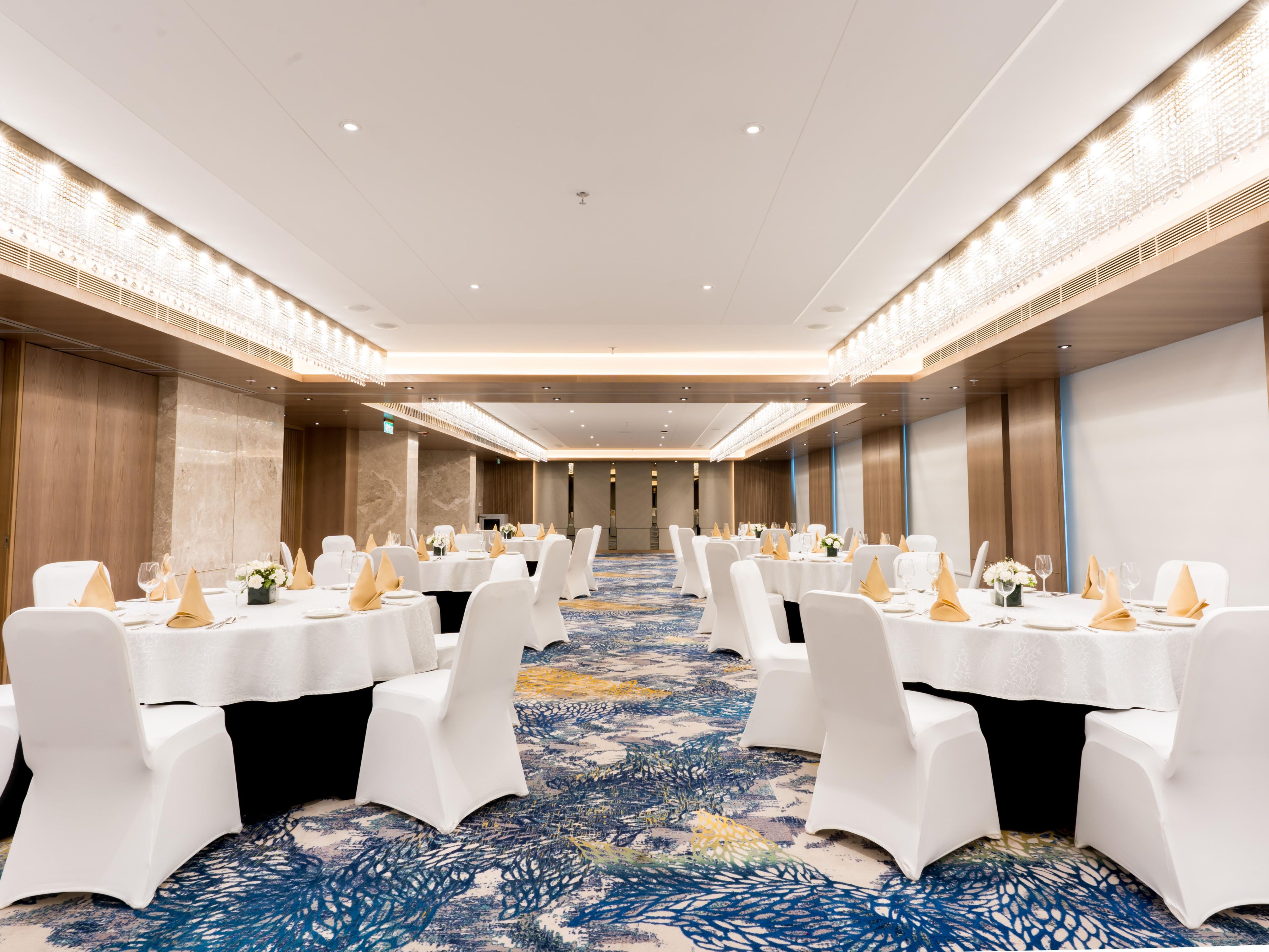 The Holiday Inn Lucknow Airport is an ideal wedding venue in Lucknow for your dream wedding. The spectacular pillar-less Jade measures 8,284 square feet and includes a 2,400 square feet pre-function area with a separate entrance. The Jade opens onto a 22,700-square-feet landscaped outdoor lawn and a pool side terrace lawn of 8100 square feet.