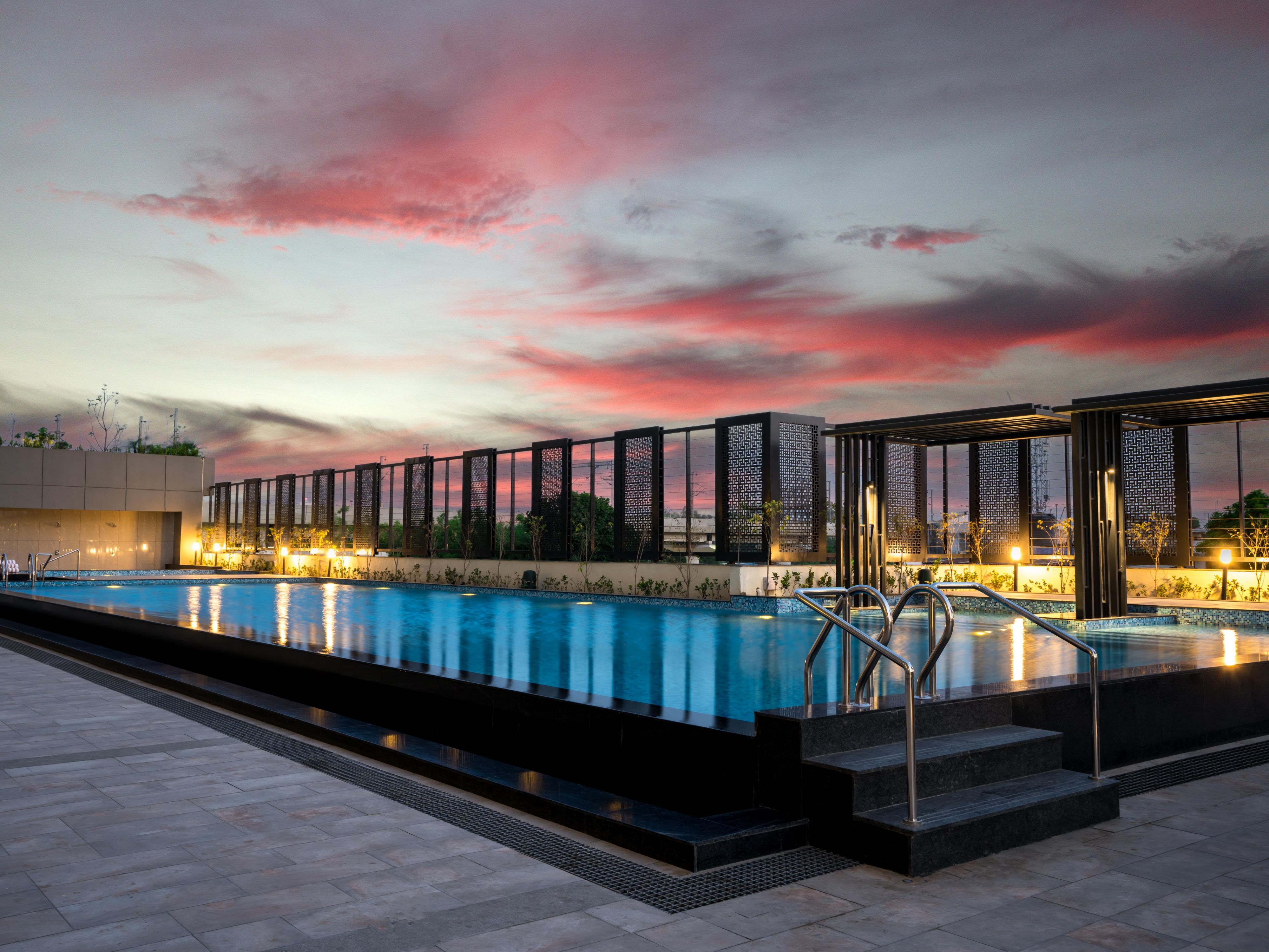 The Fitness Center has distinctive and cutting-edge lifestyle services that are accessible around-the-clock. Services for the Lawnside pool are available. Summer hours are from 0600-2000.
Winter hours: 0700–1800