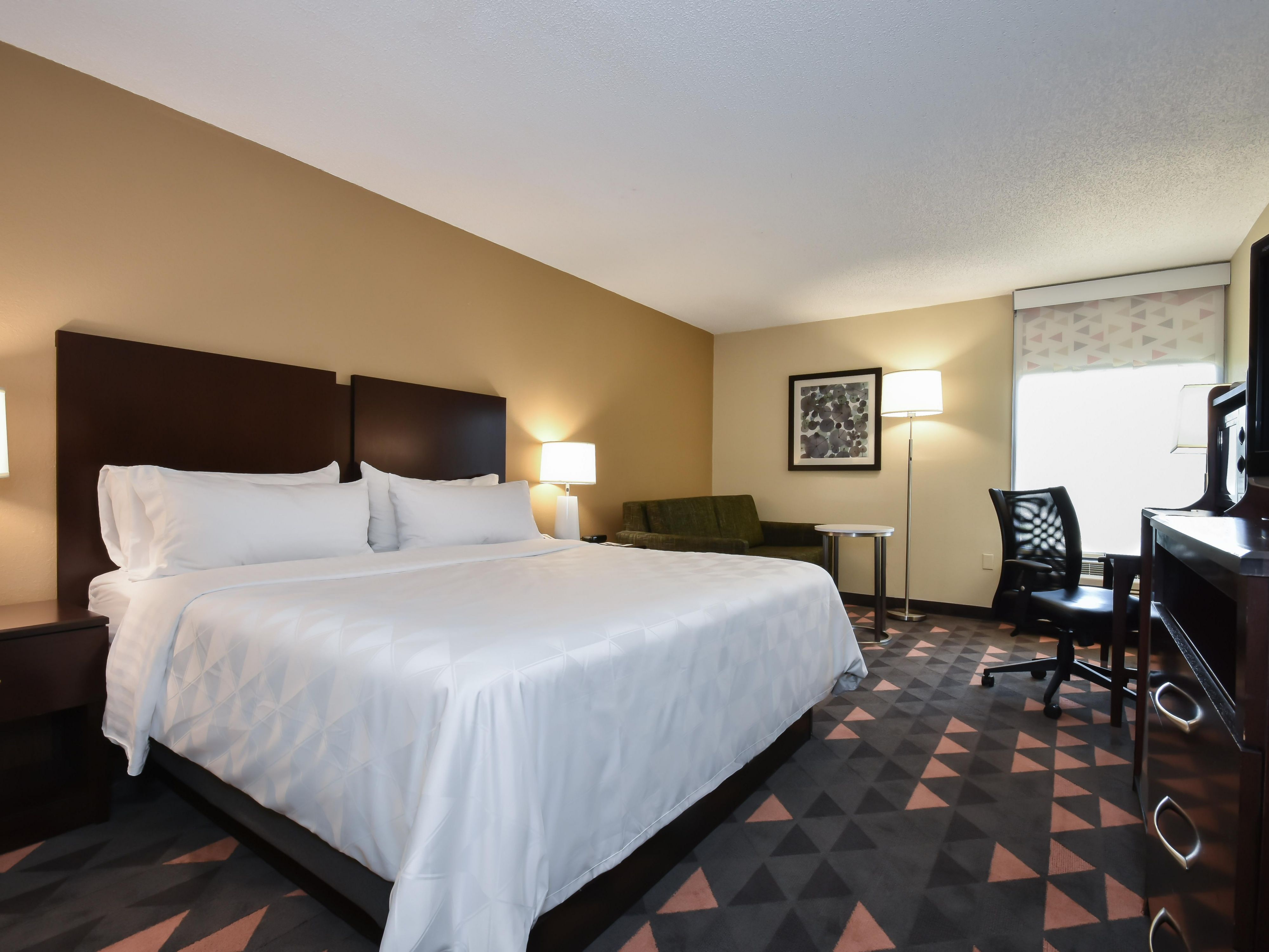 King Bed w/ Sleeper Sofa, Keurig Coffee Maker, Micro Fridge