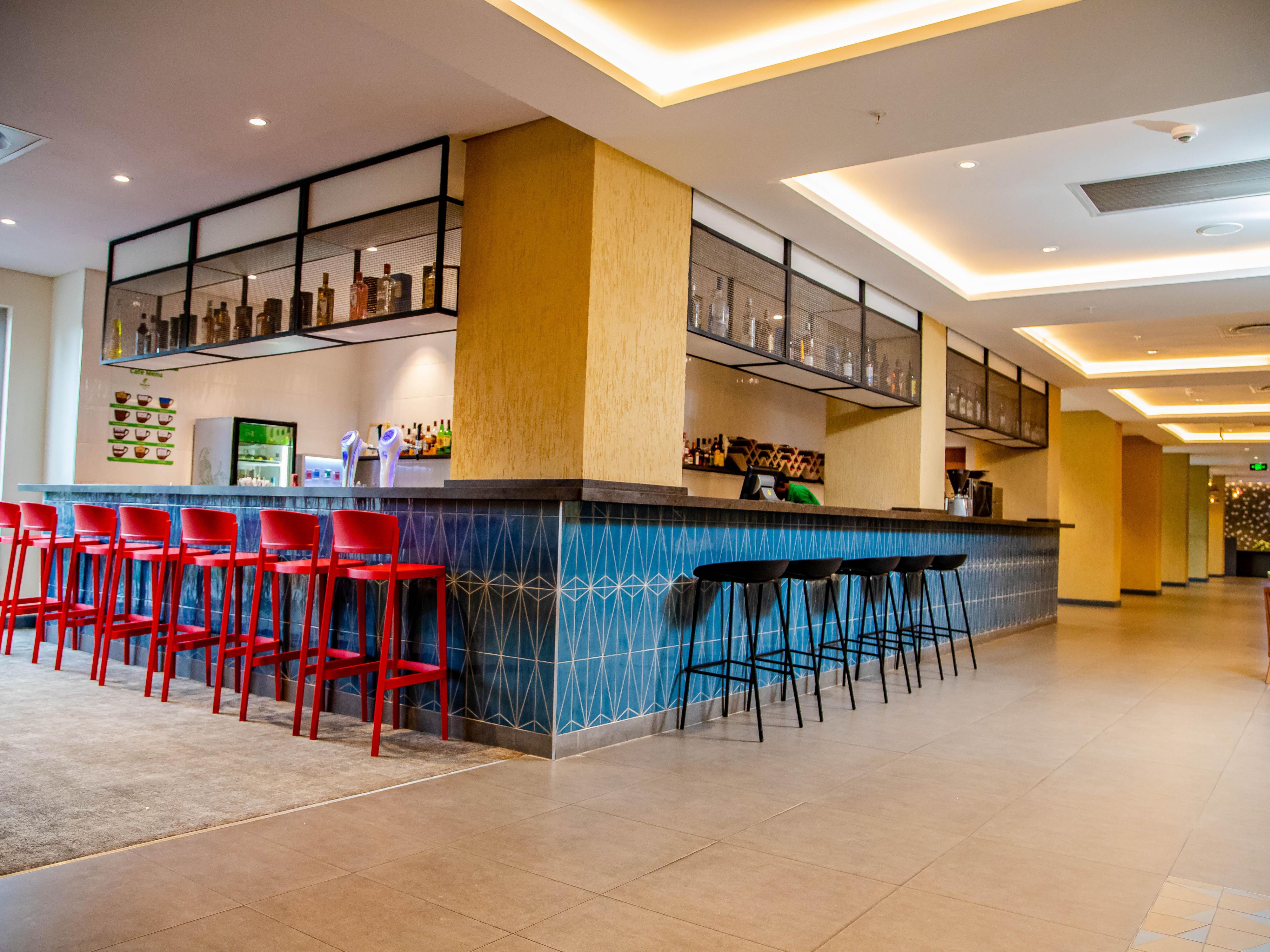 Step into Birdcage Bar on the ground floor of the Holiday Inn and delight in a selection of cocktails, gins, and wines. Unwind in the comfort of the bar lobby or immerse yourself in the beauty of the sunset on our terrace.