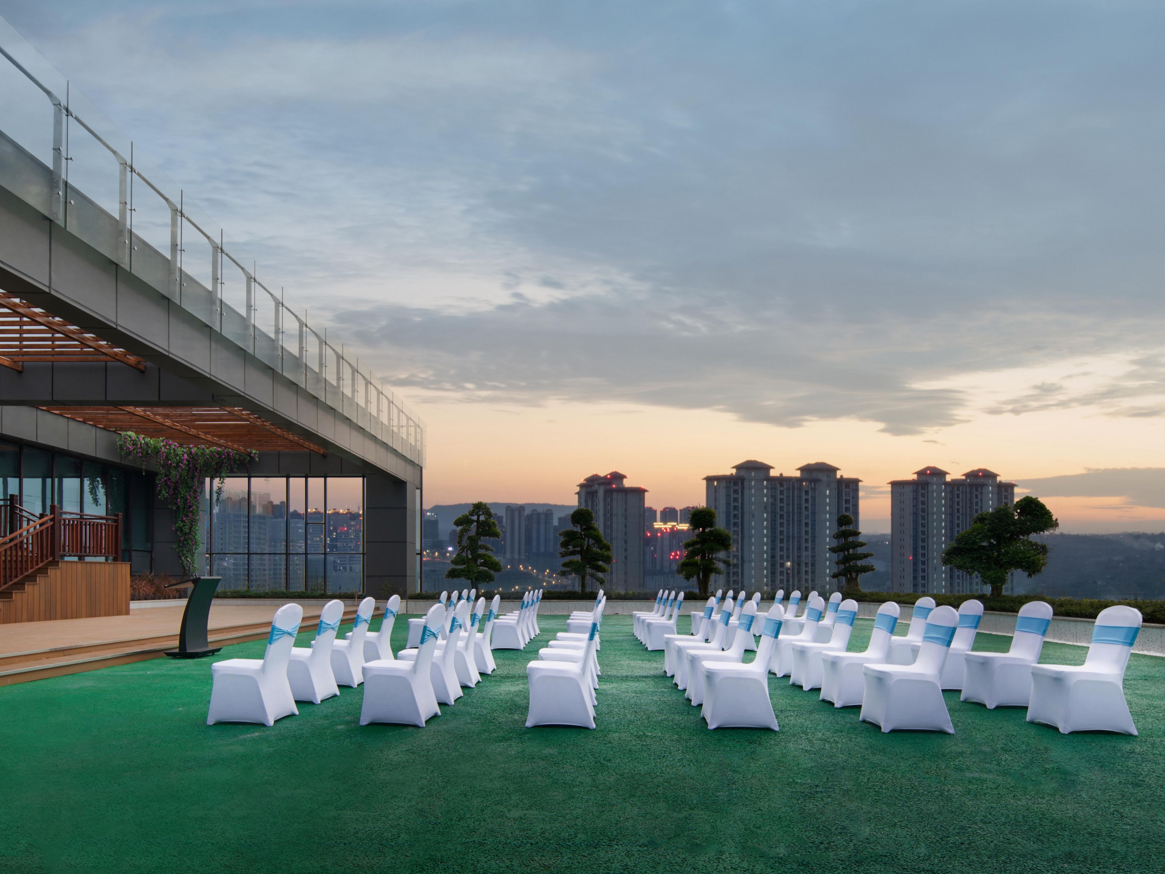 位于酒店五楼的户外花园是营造浪漫婚礼的理想选择，专业的婚宴团队会根据新人的需求，打造与众不同的户外婚礼现场。