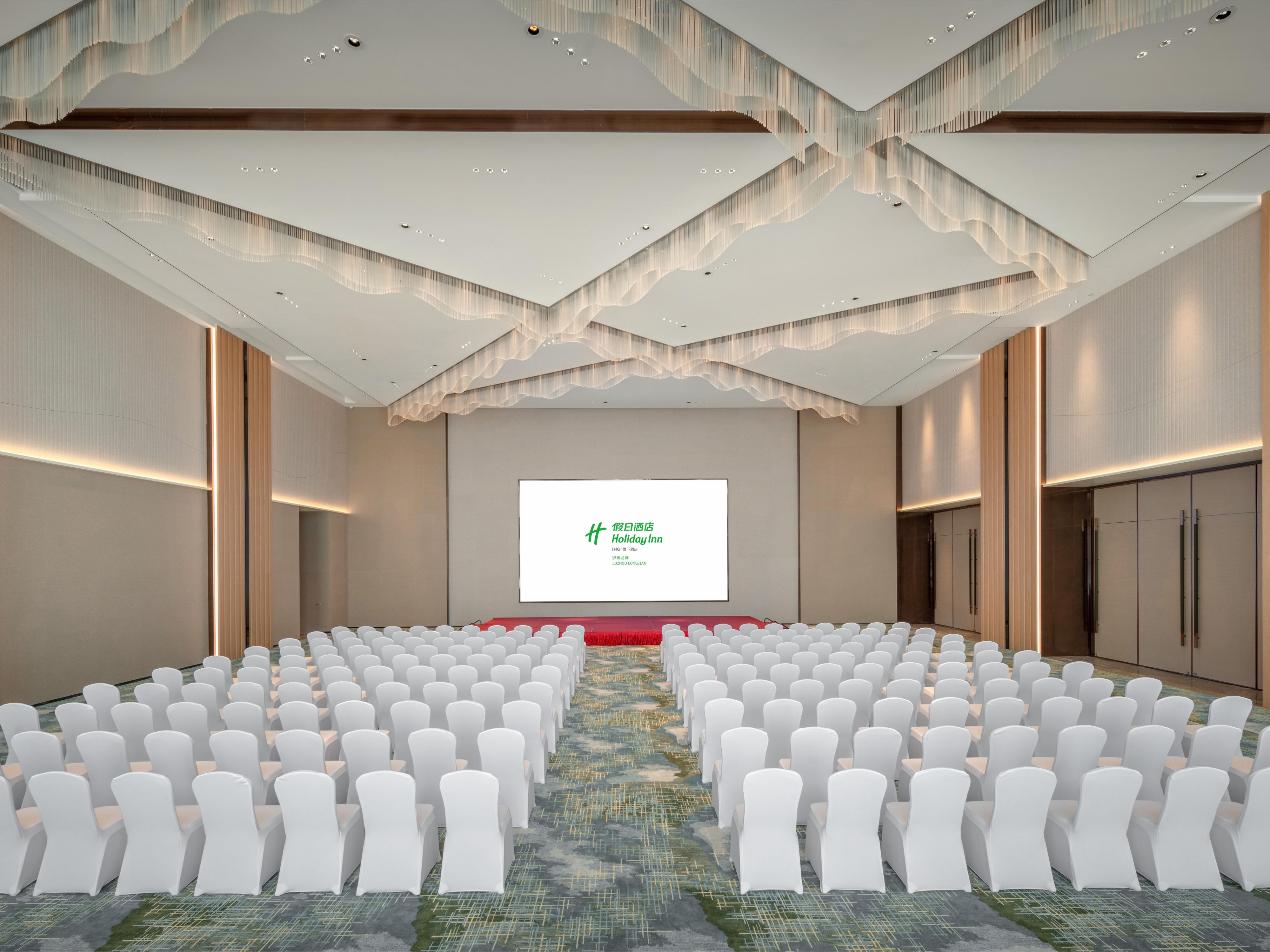 600平米的豪华宴会厅及多种规模的多功能厅，可满足各类宴会及会务活动的不同需求。酒店专业的会务团队更会提供周到细致的服务，令各项活动圆满成功。