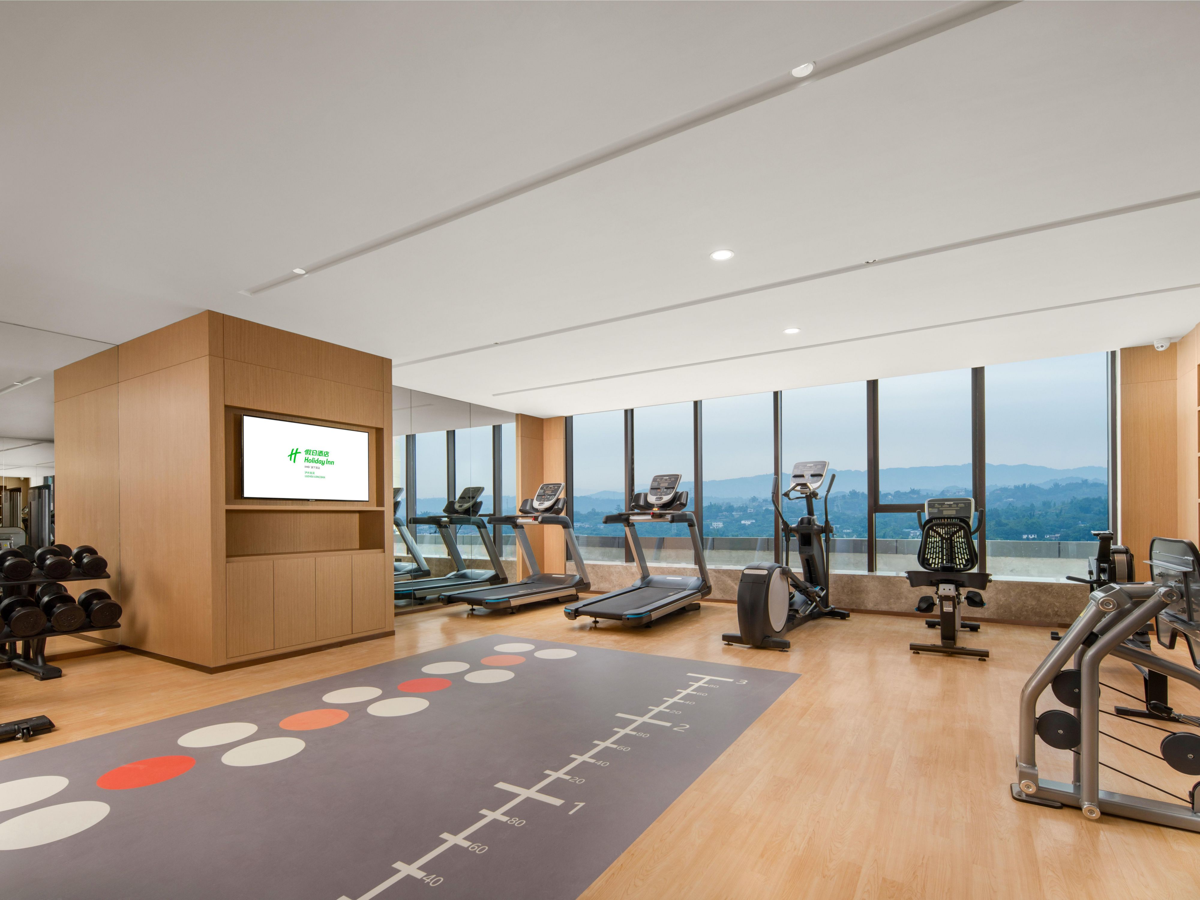 酒店八层的健身中心，配备了先进多功能的健身设施。在这里，客人可以挥洒汗水，释放生活和工作的压力，焕发新的活力，重塑充沛精力。