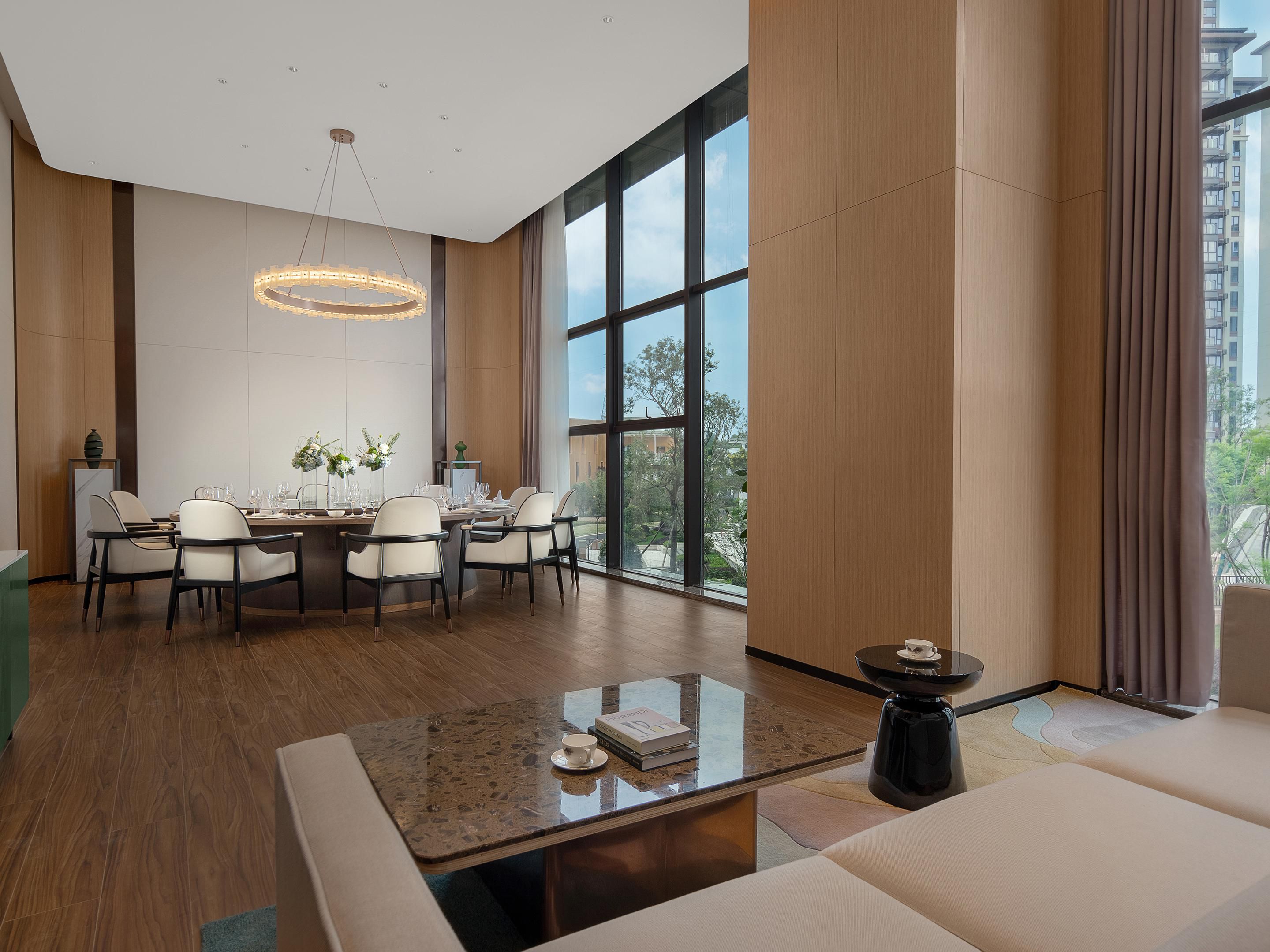 精致典雅的中餐包间，主营精品川菜和泸菜，即使在酒店内，也能品尝到地道特色的美食佳肴。