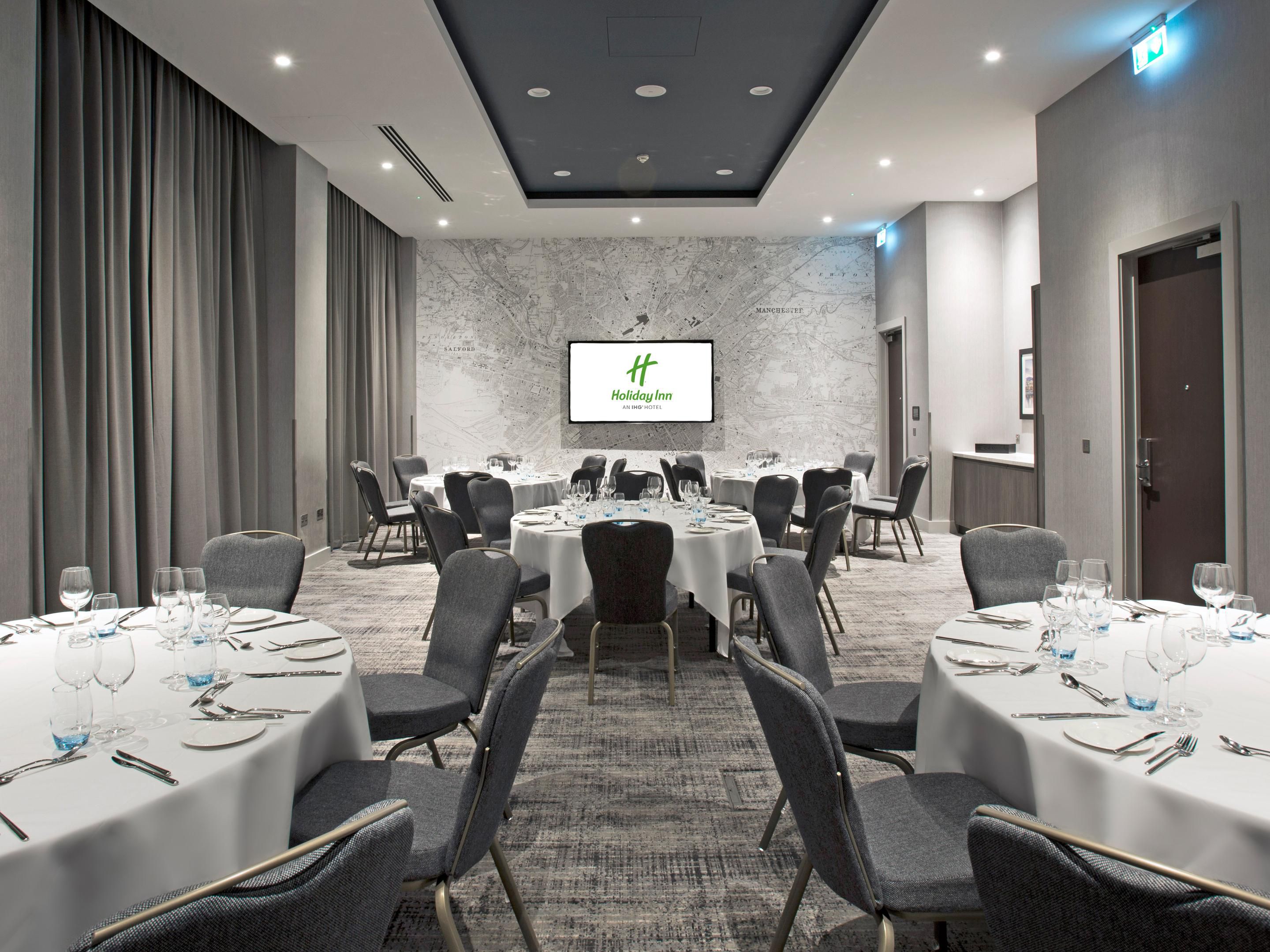 Our flexible and spacious event spaces provide the perfect base for your team's meeting and dining requirements throughout the duration of your stay. 

We understand the importance that food plays to the success of your team's stay. Our chefs are experienced in catering nutritional meals and work alongside you or cater to your existing team menus. 