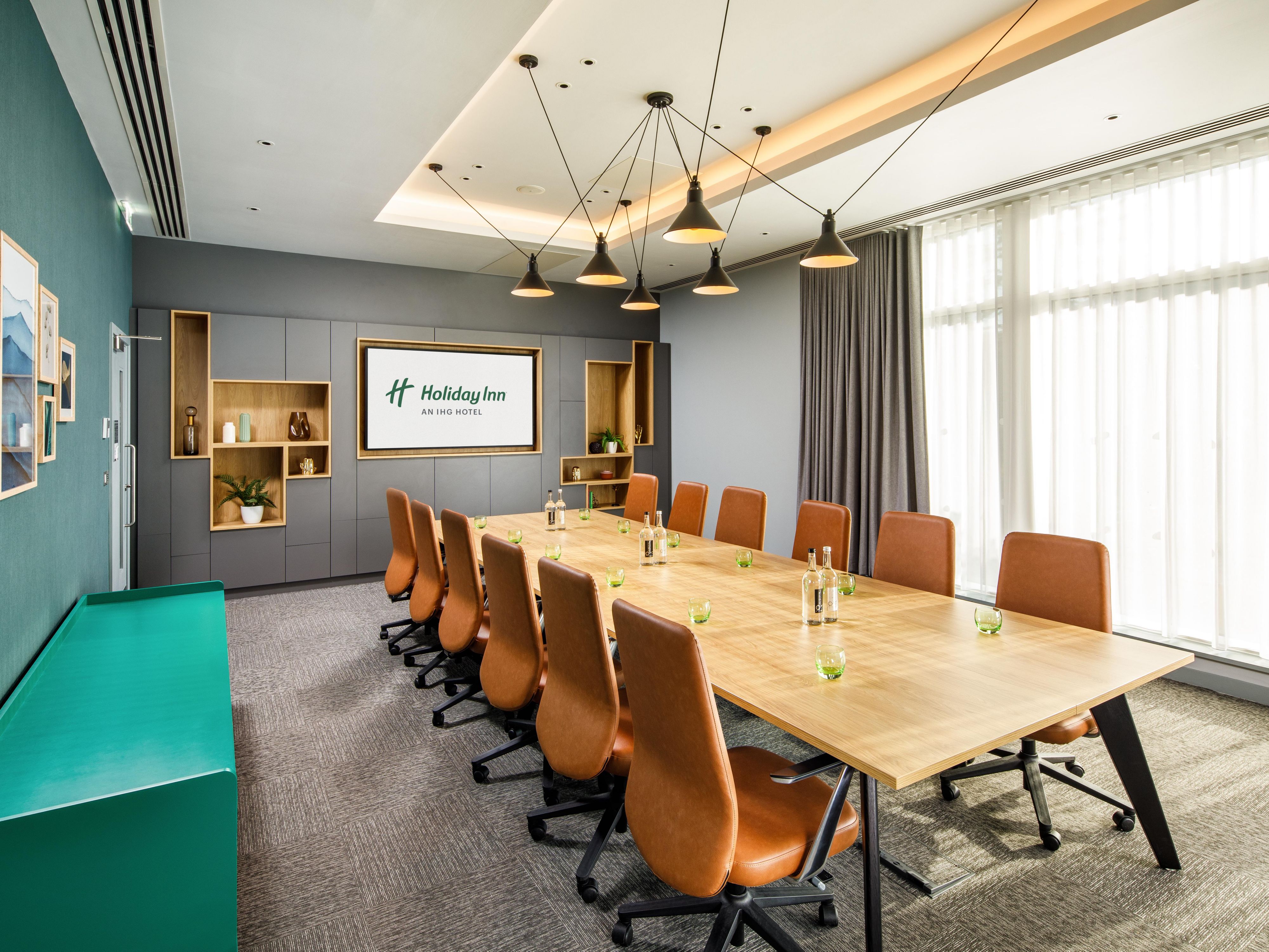 The three, smart, modern, ground-floor meeting rooms with an impressive pre-function lounge on the doorstep of Manchester International Airport. There’s natural light through floor to ceiling windows, the latest in built AV equipment, complete with a large screen and plug-and-play presentation hardware and fast free Wi-Fi.