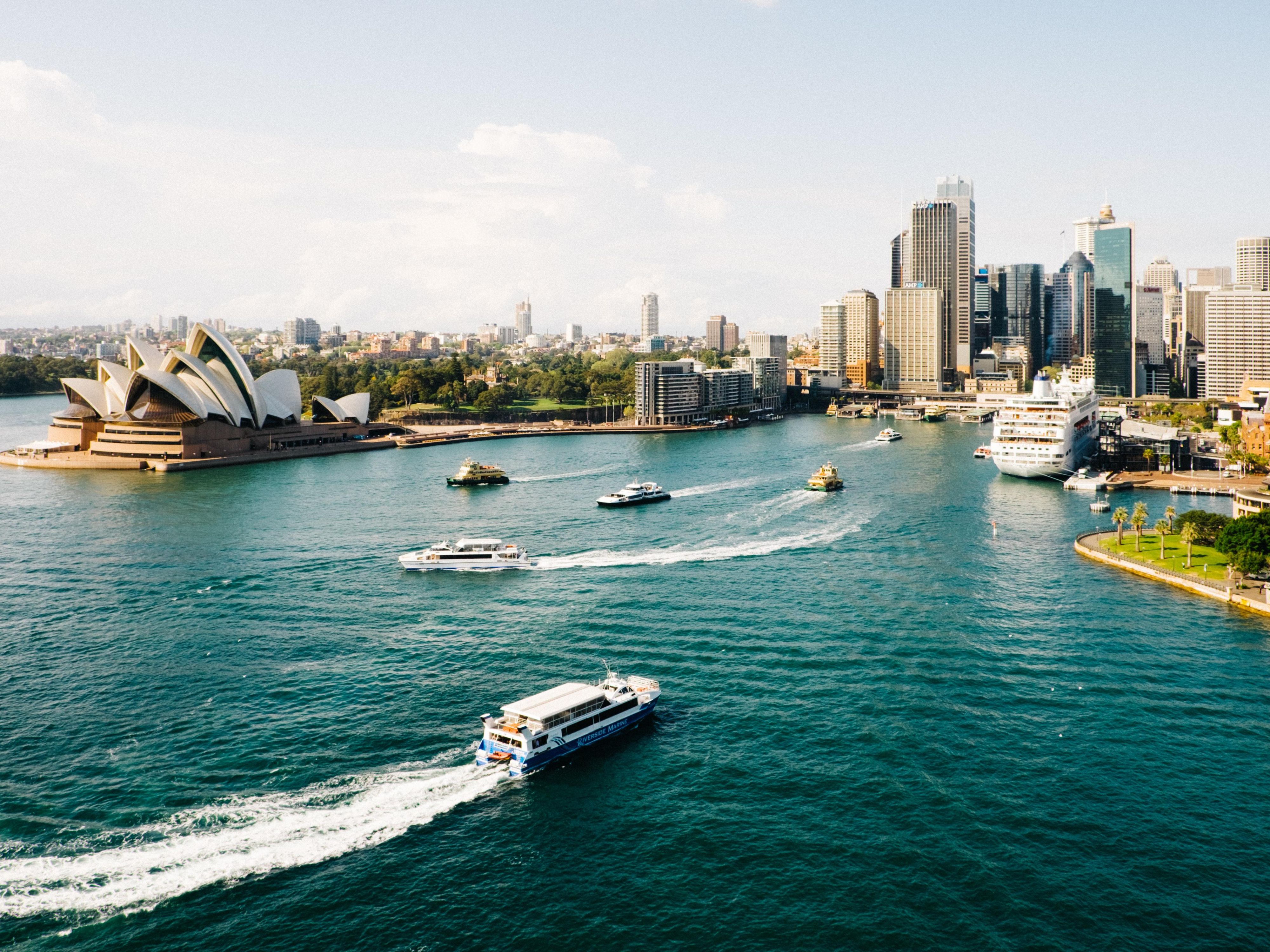 Hop on a train from Mascot Station and reach Central Station for CBD access, including shopping and entertainment in only 10 minutes. Depart at Circular Quay to visit iconic Australian sites such as the Sydney Opera House, Sydney Harbour Bridge and the Botanic Gardens. 