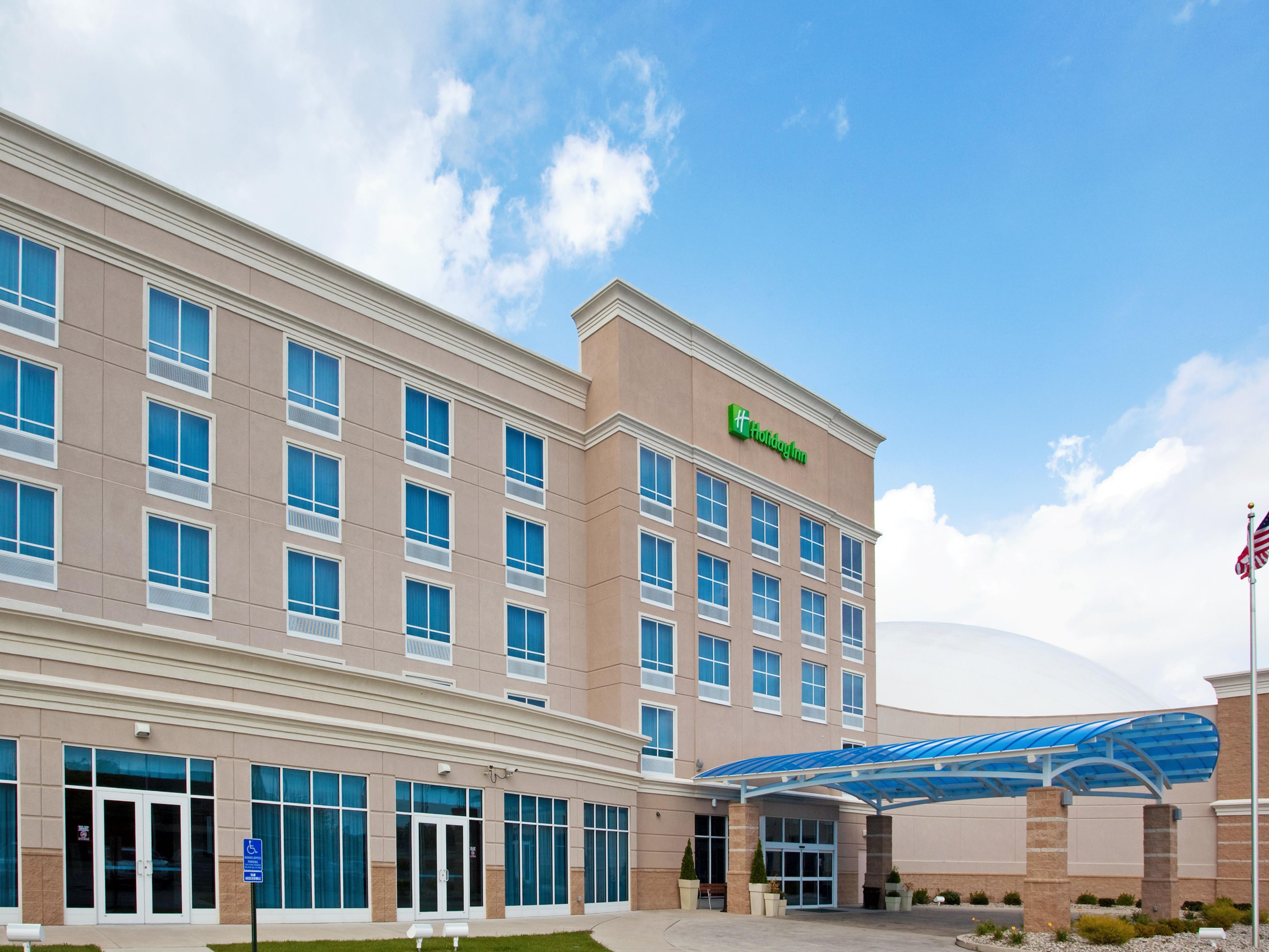 A covered entry welcomes you to our Holiday Inn in Maumee OH