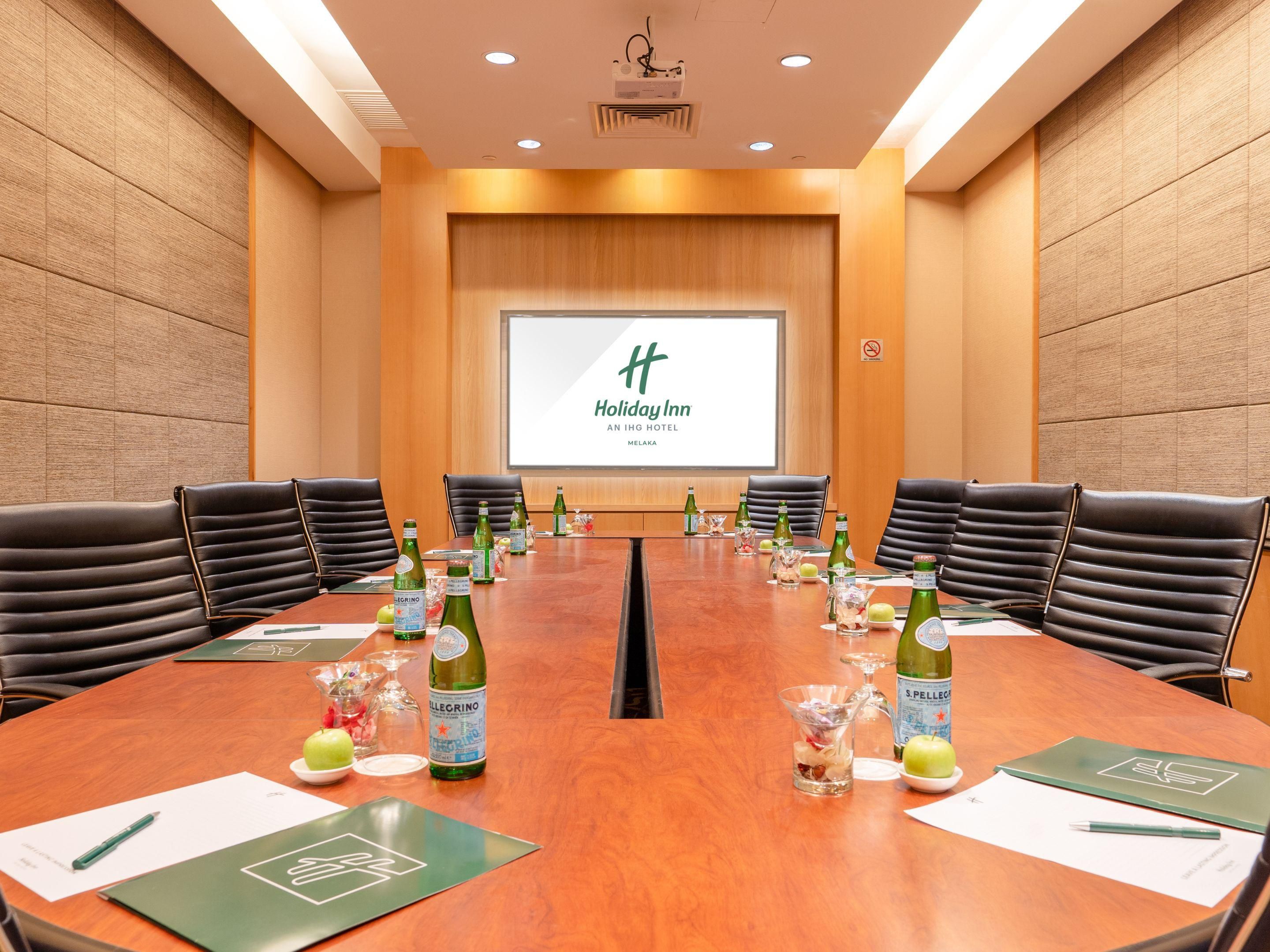 Elevate your next event in style with our versatile and sophisticated event spaces, perfect for everything from meetings and dynamic seminars to elegant corporate dinners and grand conferences. 