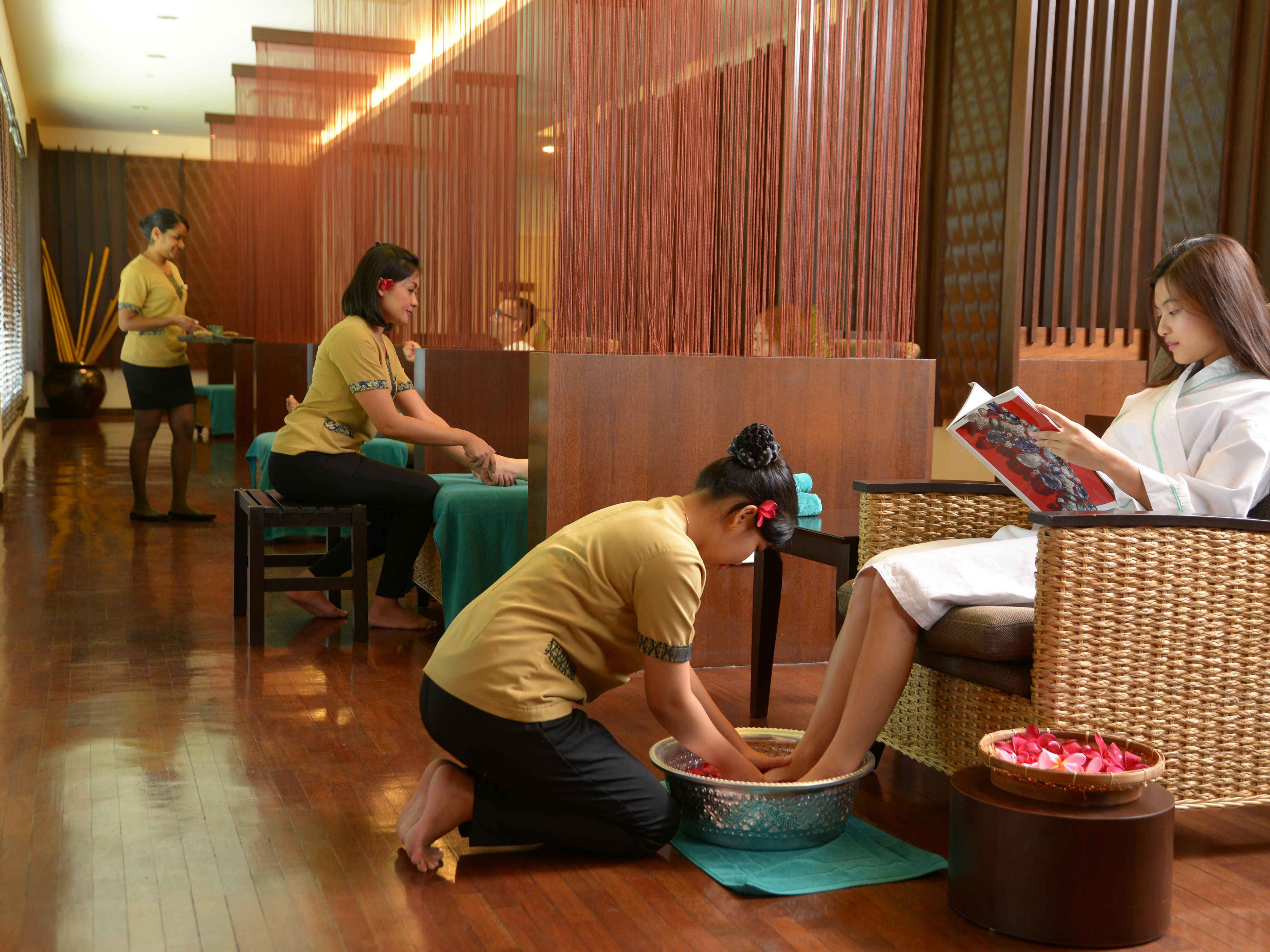 Step into a world of refined relaxation at the Tea Tree Spa. Sink into tranquility with massages, tailored facials, and soothing body therapies all delivered in a beautifully serene setting. 