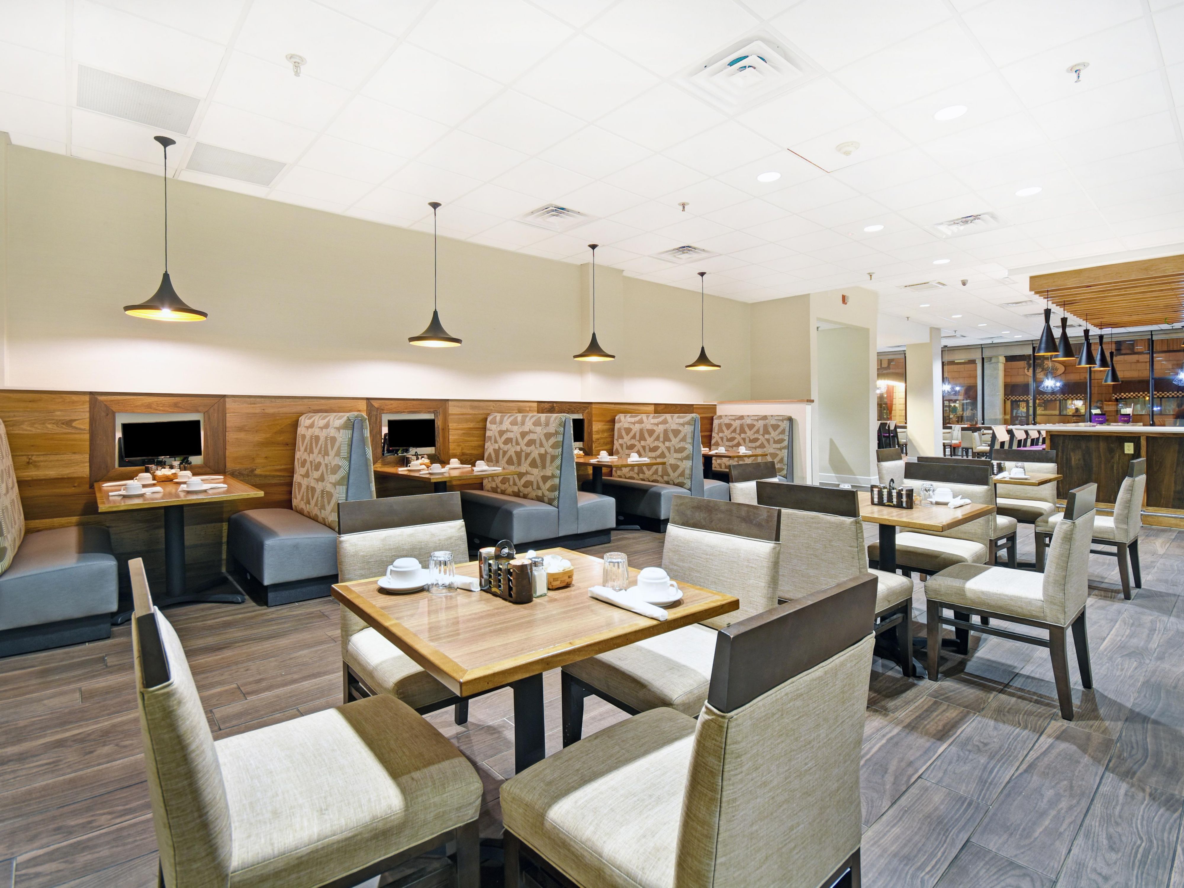 The Downtown Bar and Grille is conveniently located in the hotel lobby and serves breakfast. 