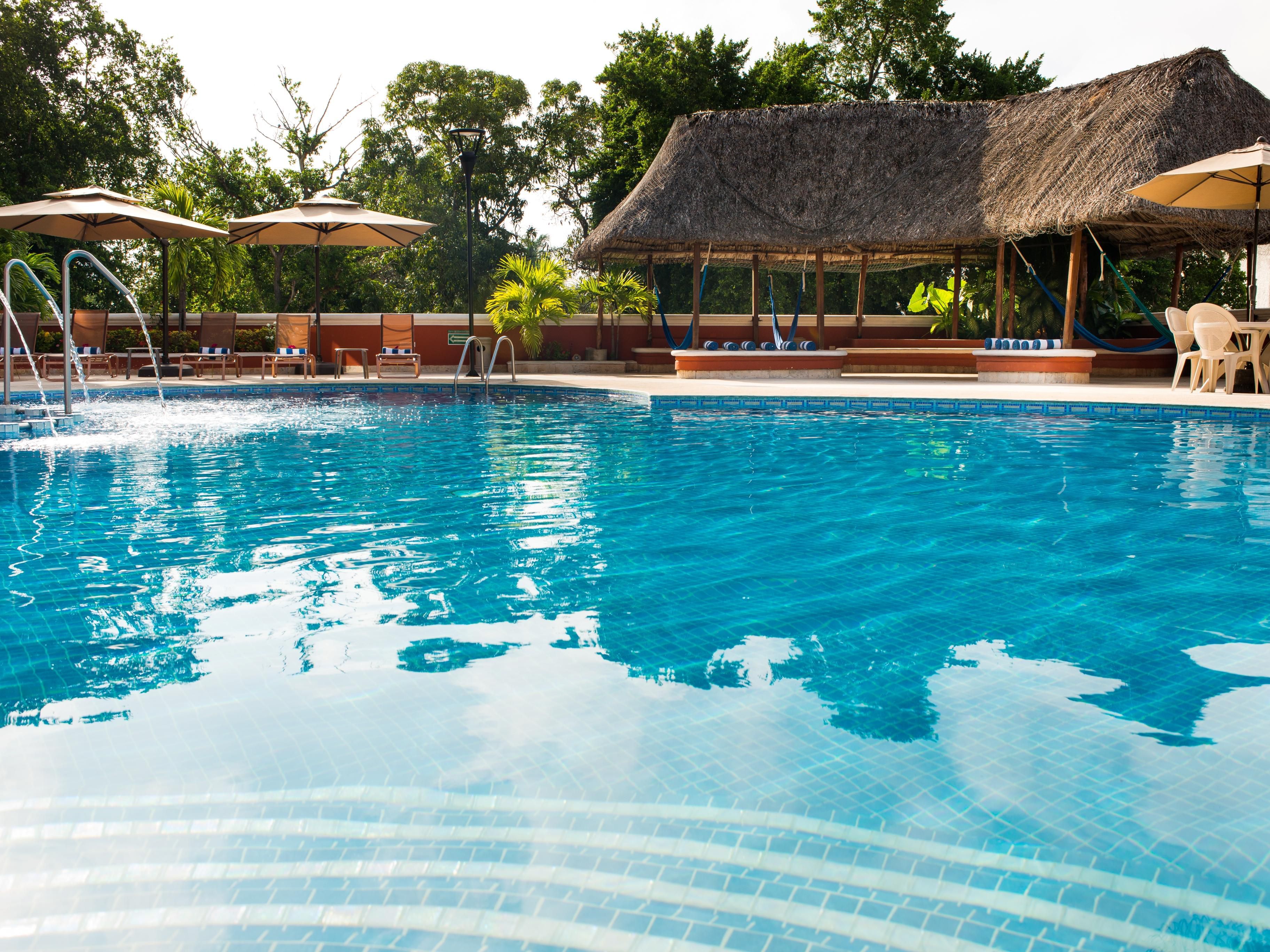Ask about our Day Pass and enjoy a warm day cooling off in the pool at Holiday Inn Mérida. Our spacious pool area includes a central courtyard and a beautiful gazebo, offering lovely spaces to spend your day with a good book or a refreshing drink.