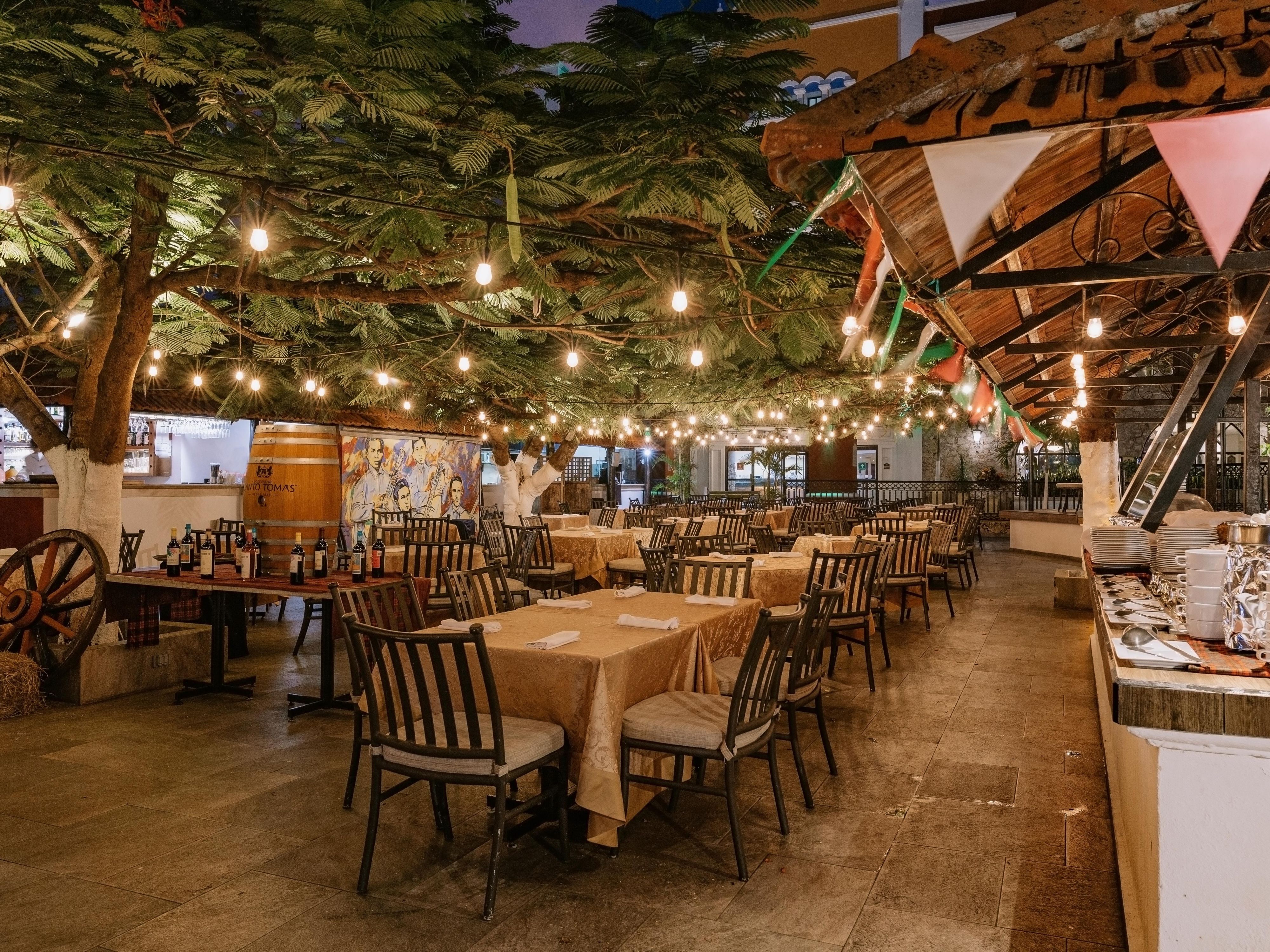 The Holiday Inn Mérida is home to two popular on-site restaurants sure to please your palate. Savor a delicious breakfast buffet and lunch while you enjoy live music at La Veranda Restaurant. Or dine at the scenic outdoor restaurant, La Arboleda Restaurant. Best of all, children 11 and under eat free. We also offer in-room dining options.