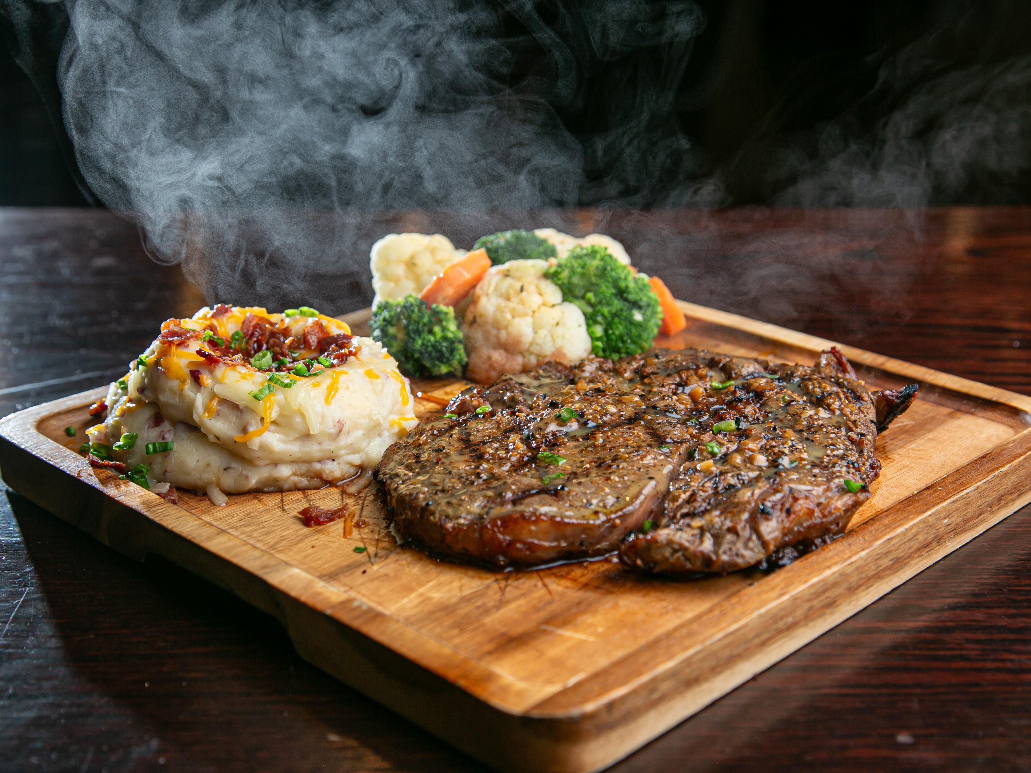 Get comfortable at our in-house restaurant, the Roundhouse Bar & Grill. Our menu features tasty food and drink options, from sizzling steaks to fresh salads. 