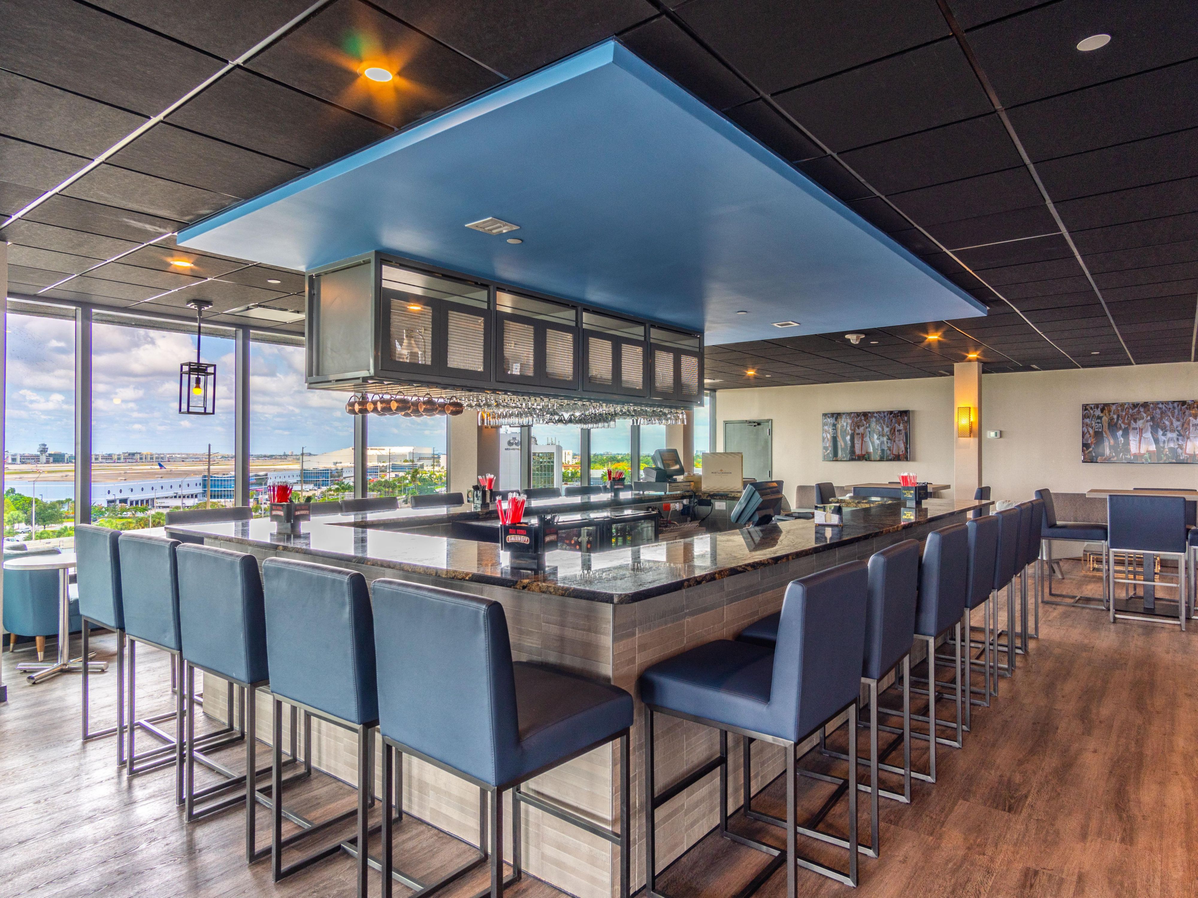 Raise a glass at Vista Lounge, where signature cocktails, refreshing beers, and savory bar bites pair perfectly with 9th-floor views of the runway and city lights. Open nightly, it’s ideal for relaxed evenings, while Saturdays transform the space into Tree Top Night Club, alive with Latin rhythms and Miami’s vibrant energy.