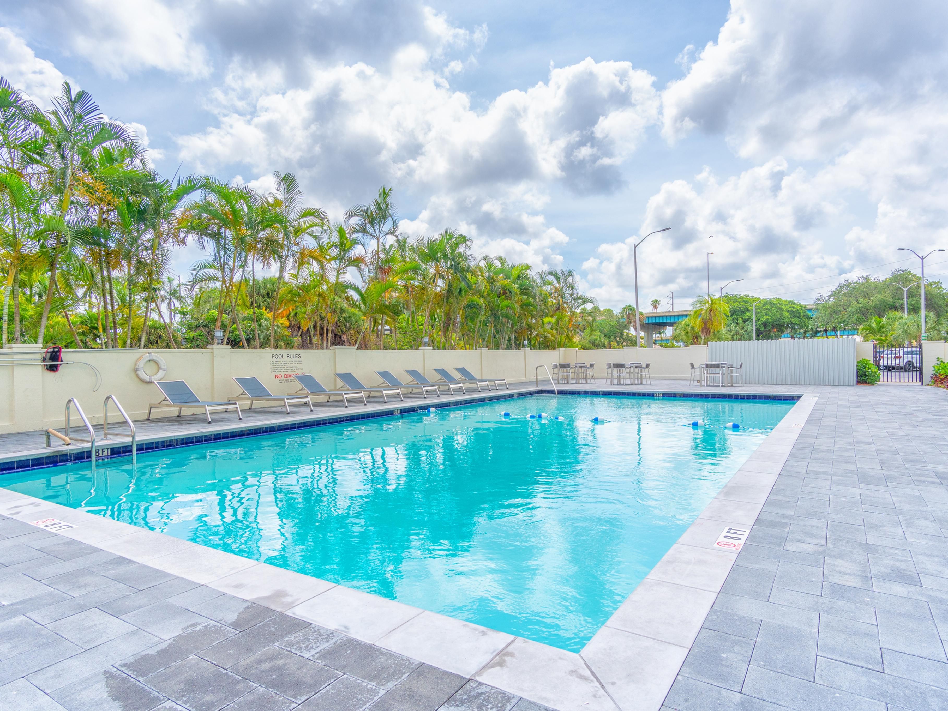Step outside and enjoy our sparkling outdoor pool, open daily from 9 AM to 10 PM. Perfect for a morning swim, an afternoon of sunbathing, or an evening dip under the stars, it’s your place to relax and refresh. Families, friends, and solo travelers alike will love soaking up Miami’s sunshine at Holiday Inn Miami-International Airport.