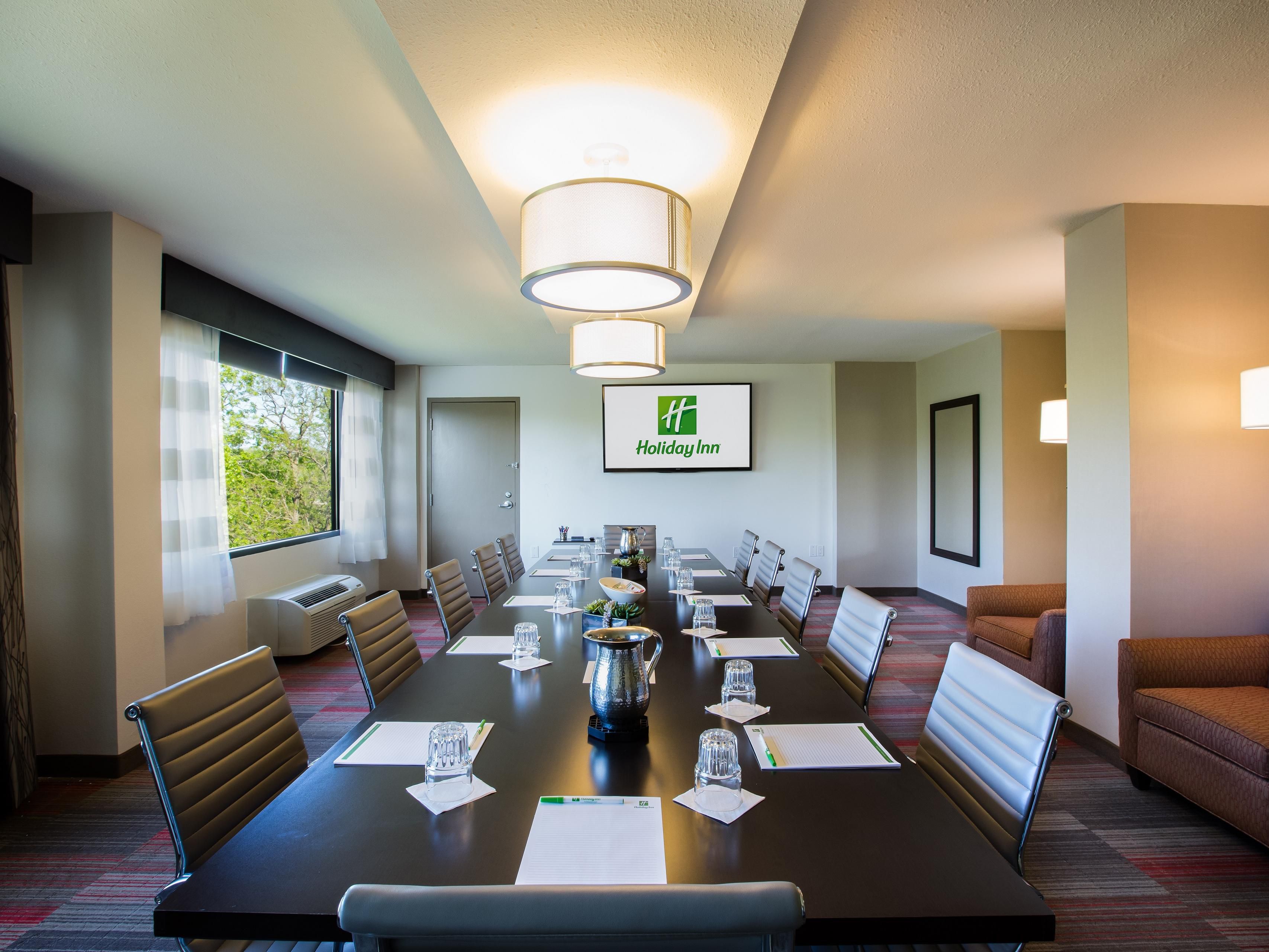 Located along the shores of the Milwaukee River, the Holiday Inn® Milwaukee Riverfront offers an expansive meeting space for all your major events. Our seasoned professionals will plan everything from customized menus to group reservations. Let our team assist you with an innovative solution.