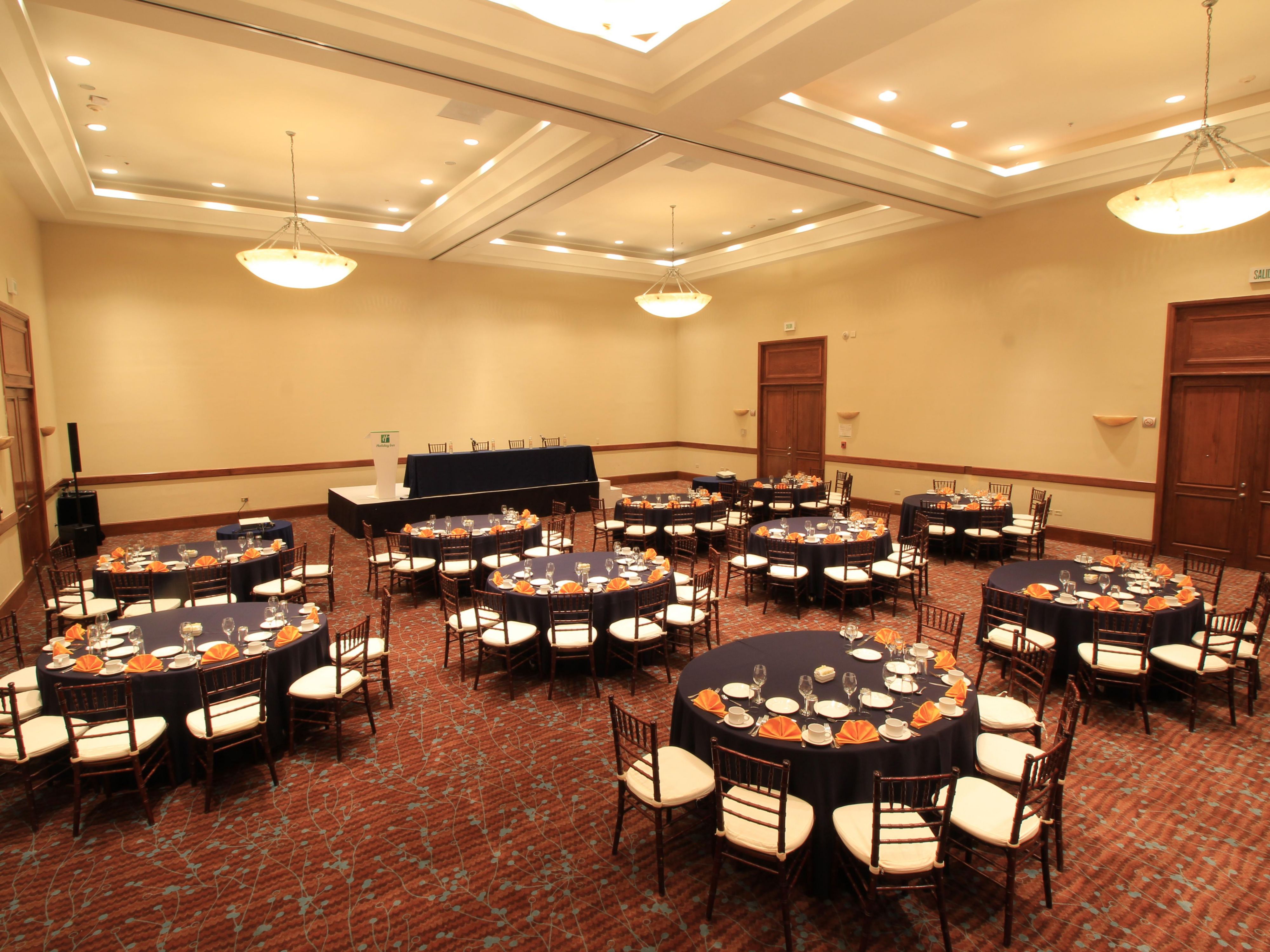 Loved by locals and visitors alike, our meeting spaces are the perfect venue for private dining in San Pedro Garza García, Nuevo León. Go for rustic elegance in the 50-person space, or go all out and the entire area for up to 110 guests with the arrangement according to the new healthy distance. A private dinner room for 10 is also available.