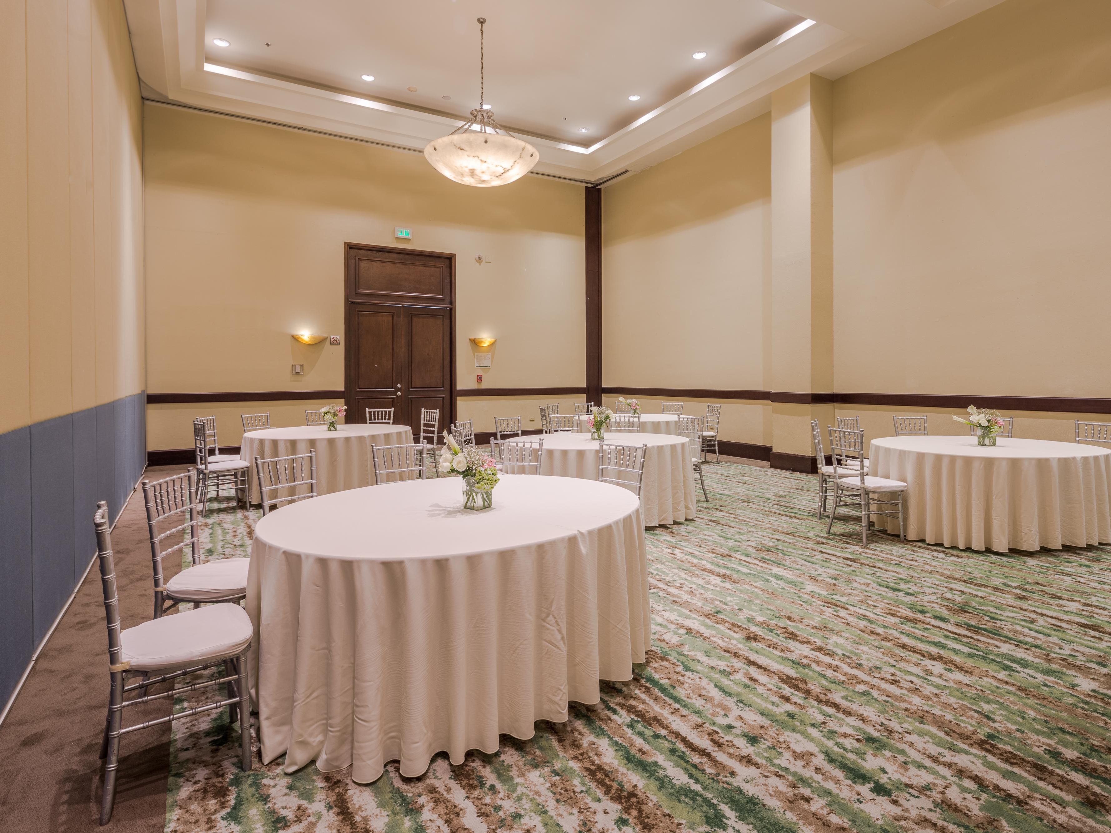 Host an intimate event in a space for up to 50, a dinner for 110 guests or invite 150 for a cocktail reception at Holiday Inn Monterrey Valle. You'll get a honeymoon suite on your wedding night, plus a to-die-for cake from our pastry chef and trendy food.