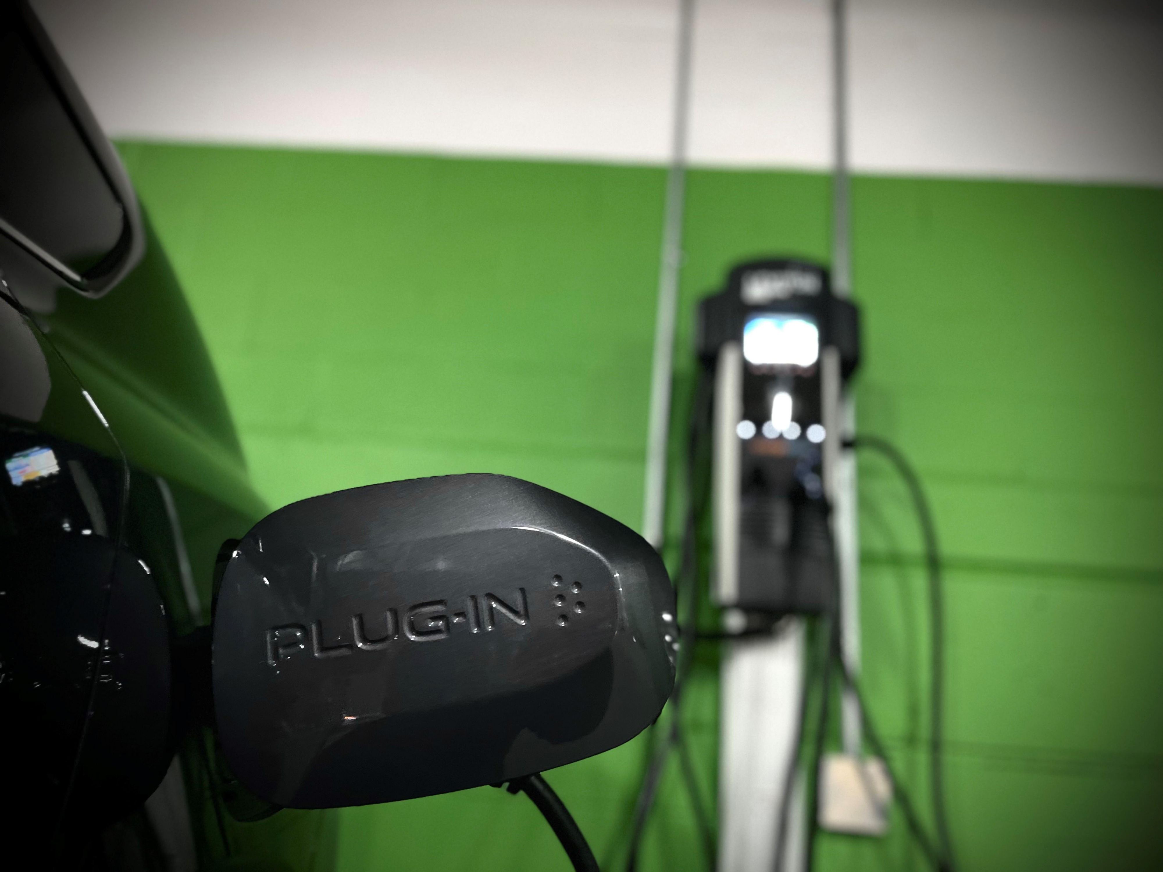 Plug-in, recharge and make range anxiety disapear. We have 8 electric vehicle charge stations available for your convenience. Guests can use Chargepoint or just tap with a credit card. (rate of 1$ per hour while charging and 3$ per hour after charge is complete)