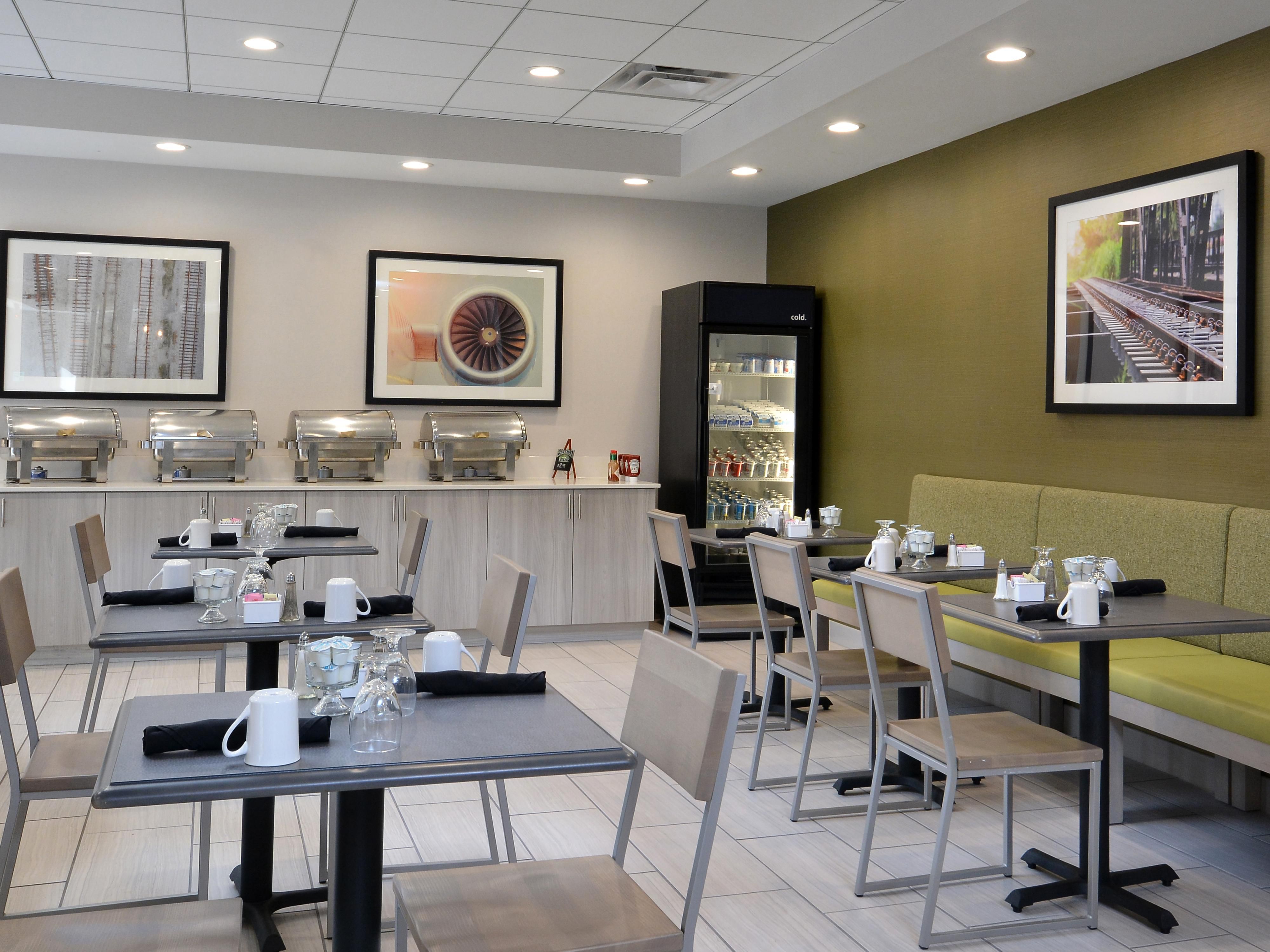 Wake up to the smell of fresh coffee and tasty aromas. Head to the Daly City Cafe to purchase our hot buffet which offers many items to choose from so you can load up and get fueled for the day. Served daily from 6:30-9:30 am every day at our hotel near RDU.