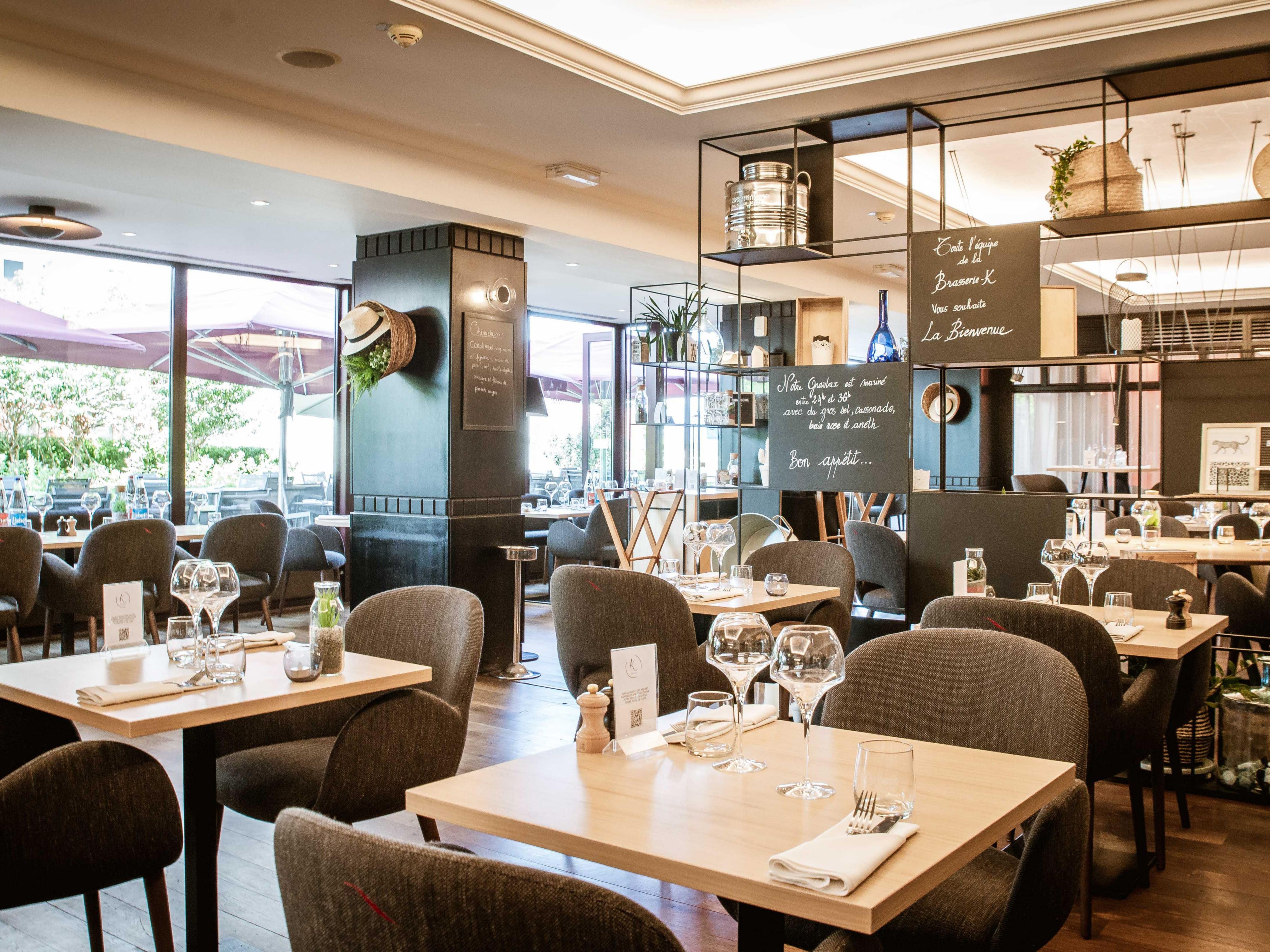 Poussez la porte de notre Brasserie à la décoration feutrée et élégante.
Vivez une expérience culinaire en savourant une cuisine moderne, locale et créative et profitez d’un accueil des plus chaleureux.
