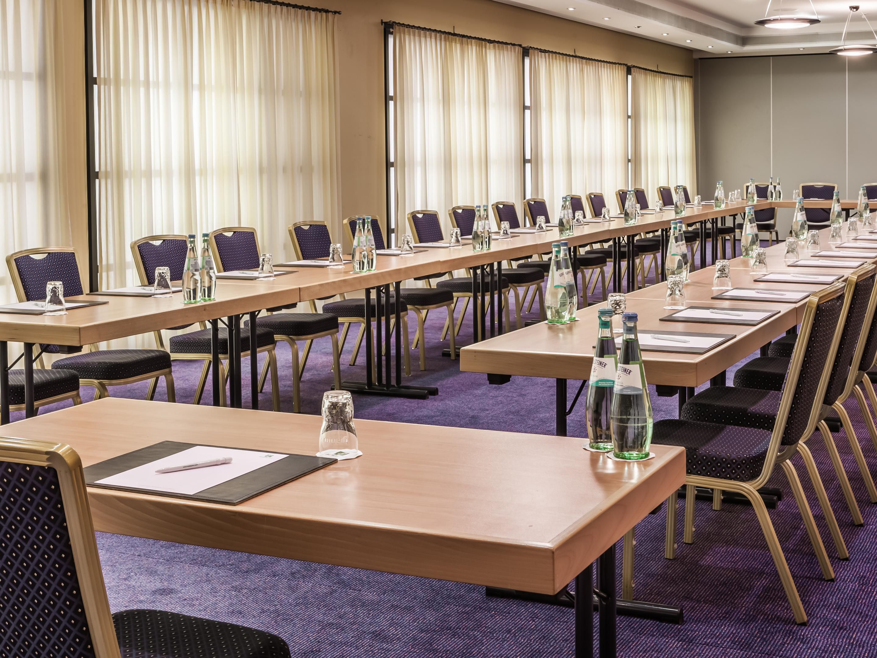 Host your Munich meetings and events in style at our hotel with 11 versatile and well-equipped venues. Bathed in these spaces provide an ideal setting for training sessions, seminars, and workshops, accommodating up to 130 guests. Make your meetings memorable.