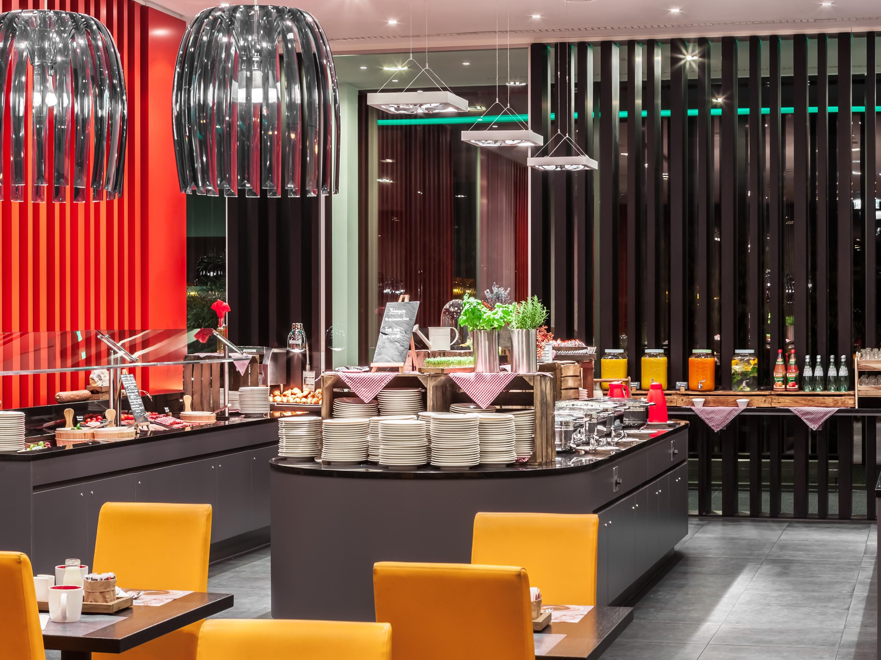 Our hotel offers tailor-made Christmas celebrations in a unique setting. Celebrate the festive season with a dinner designed to your taste: choose from four menu options, three beverage options, and on request atmospheric decorations with candles, a Christmas tree, and traditional music.
Available for bookings from November 14 to December 22, 2025