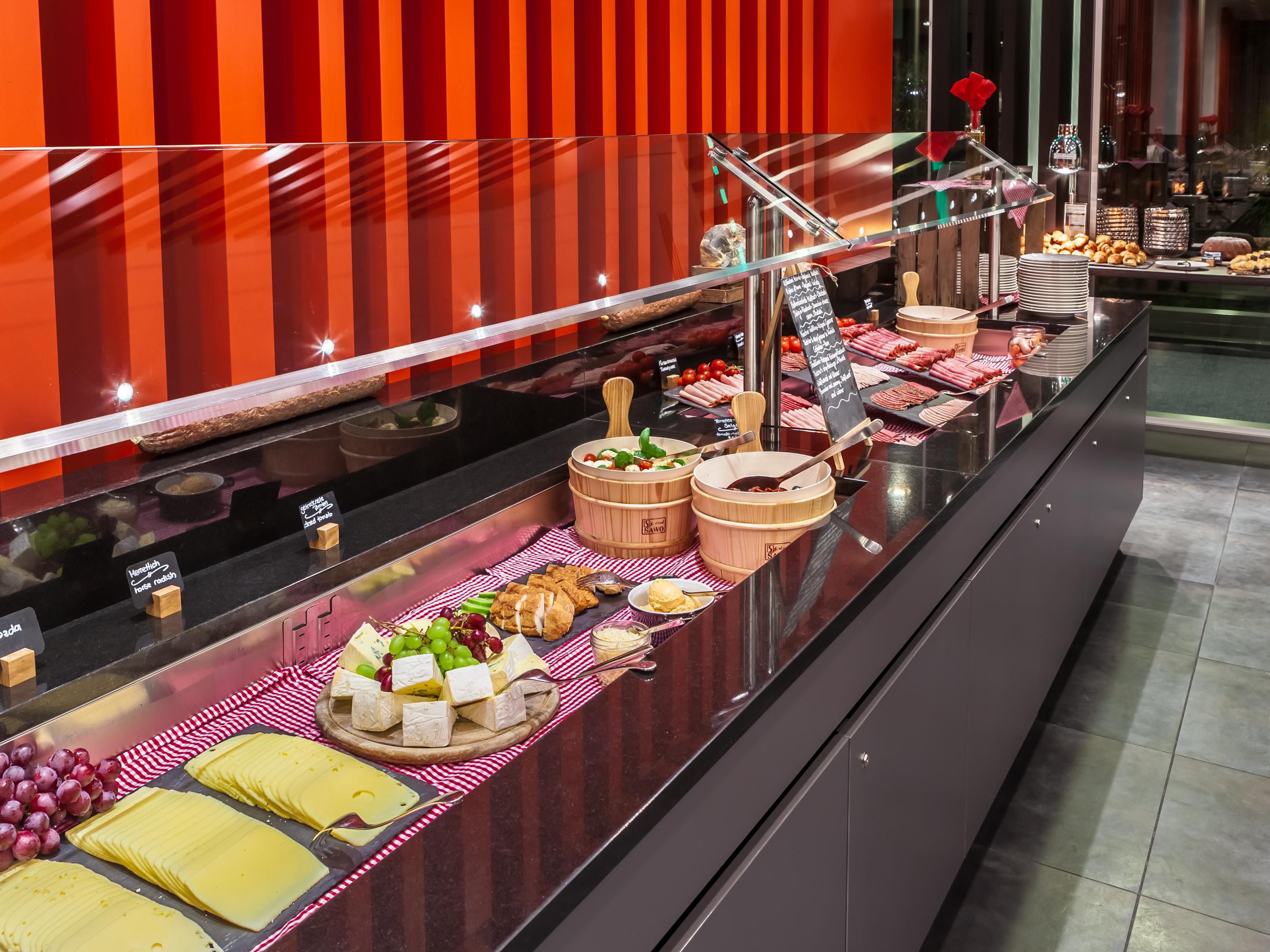 Not in the mood for holiday stress? On November 30 and December 14, 2025, we warmly invite you to our festive Advent brunch. Look forward to festive decorations and a wide selection of hot and cold delights – from egg dishes, pancakes, and pumpkin soup to duck breast, gnocchi, Kaiserschmarrn, and chocolate mousse.Includes coffee, tea, cocoa, juice.