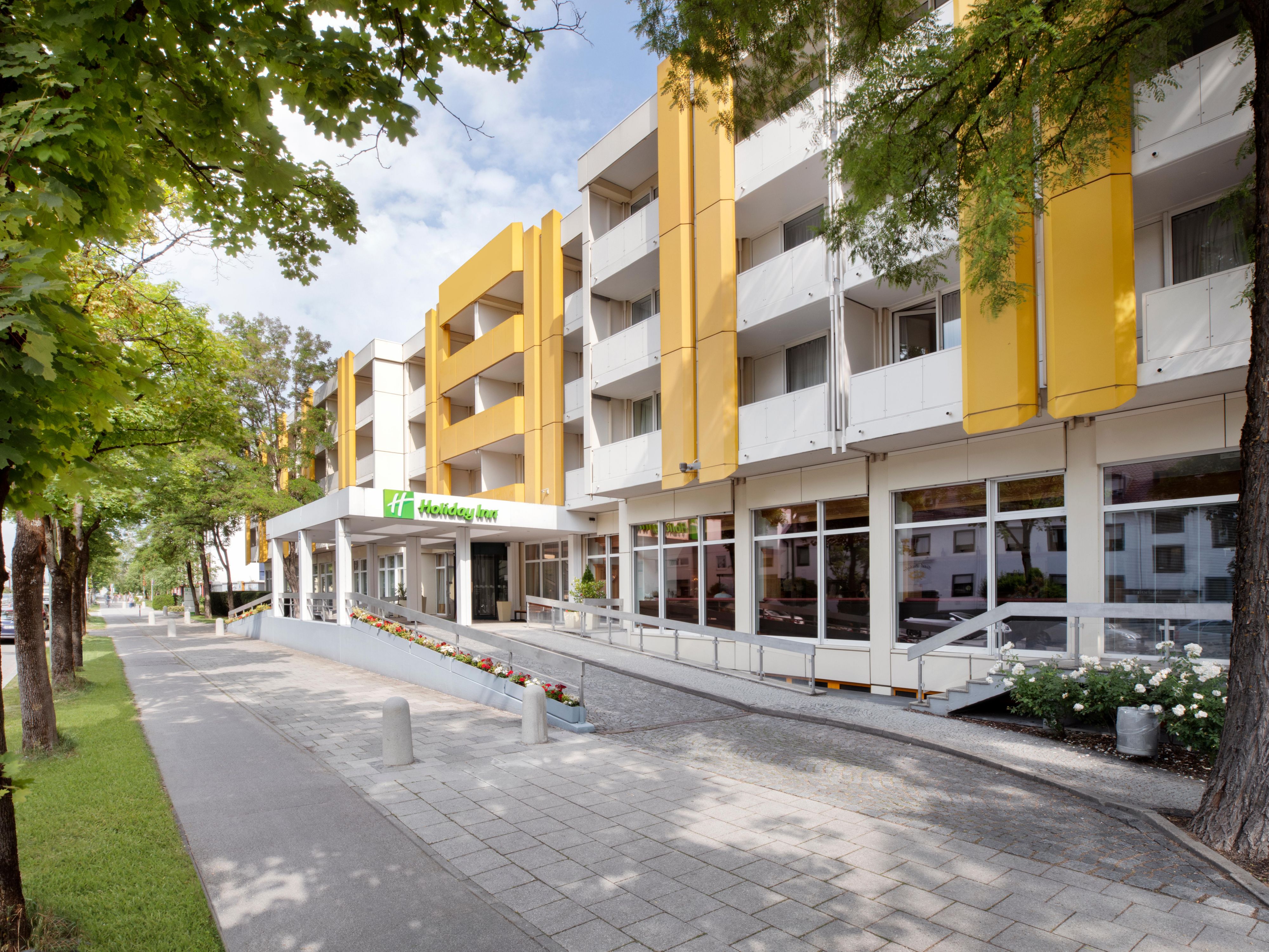 A smart Holiday Inn in Munich, with a balcony for each room.