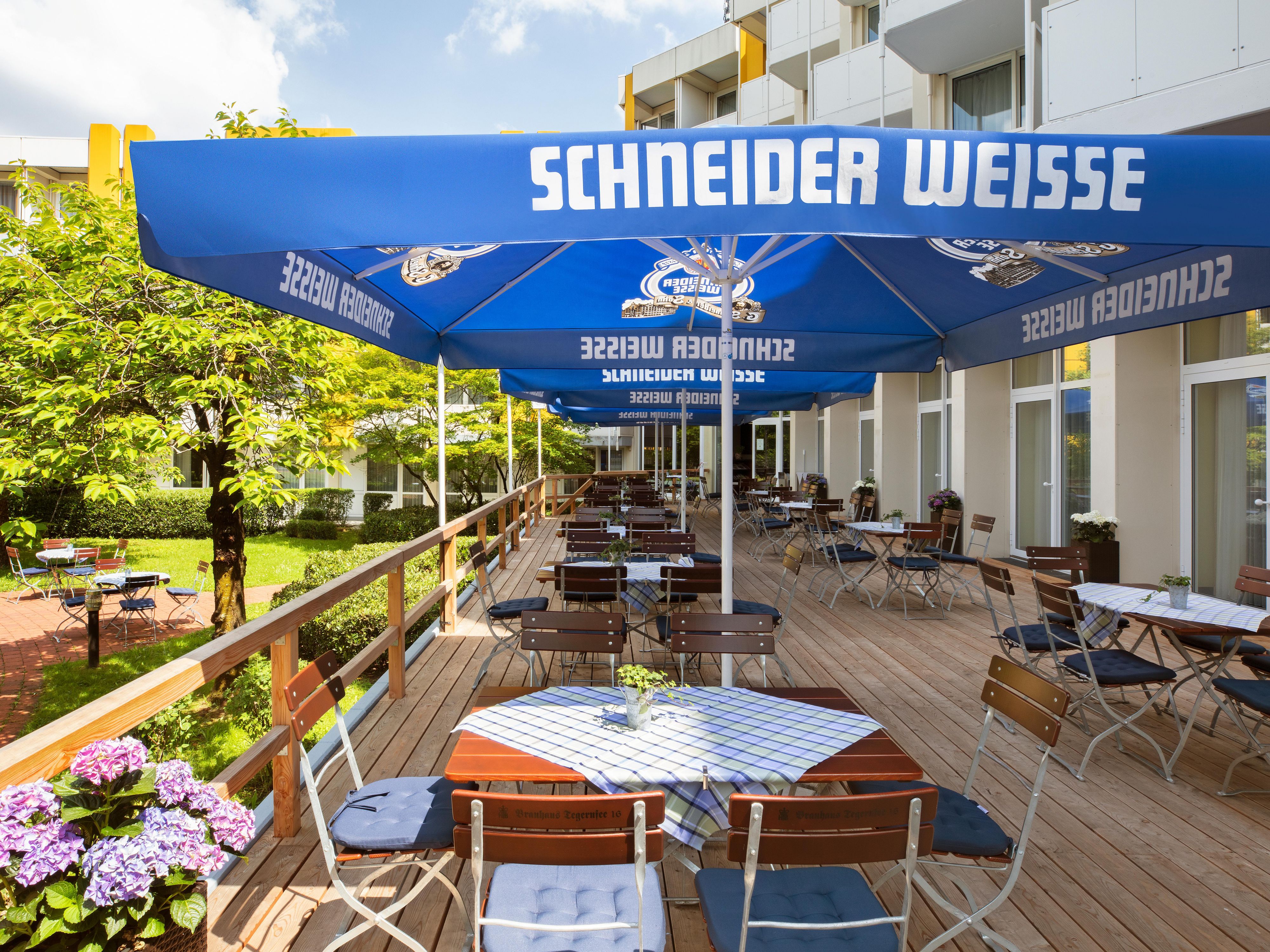 Enjoy the terrace of the lobby bar and the beautiful beer garden. Our outdoor area offers comfortable sun loungers and plenty of space to spend relaxing hours - whether in the warm sunshine or on cooler days. The ideal place to take time out and relax.