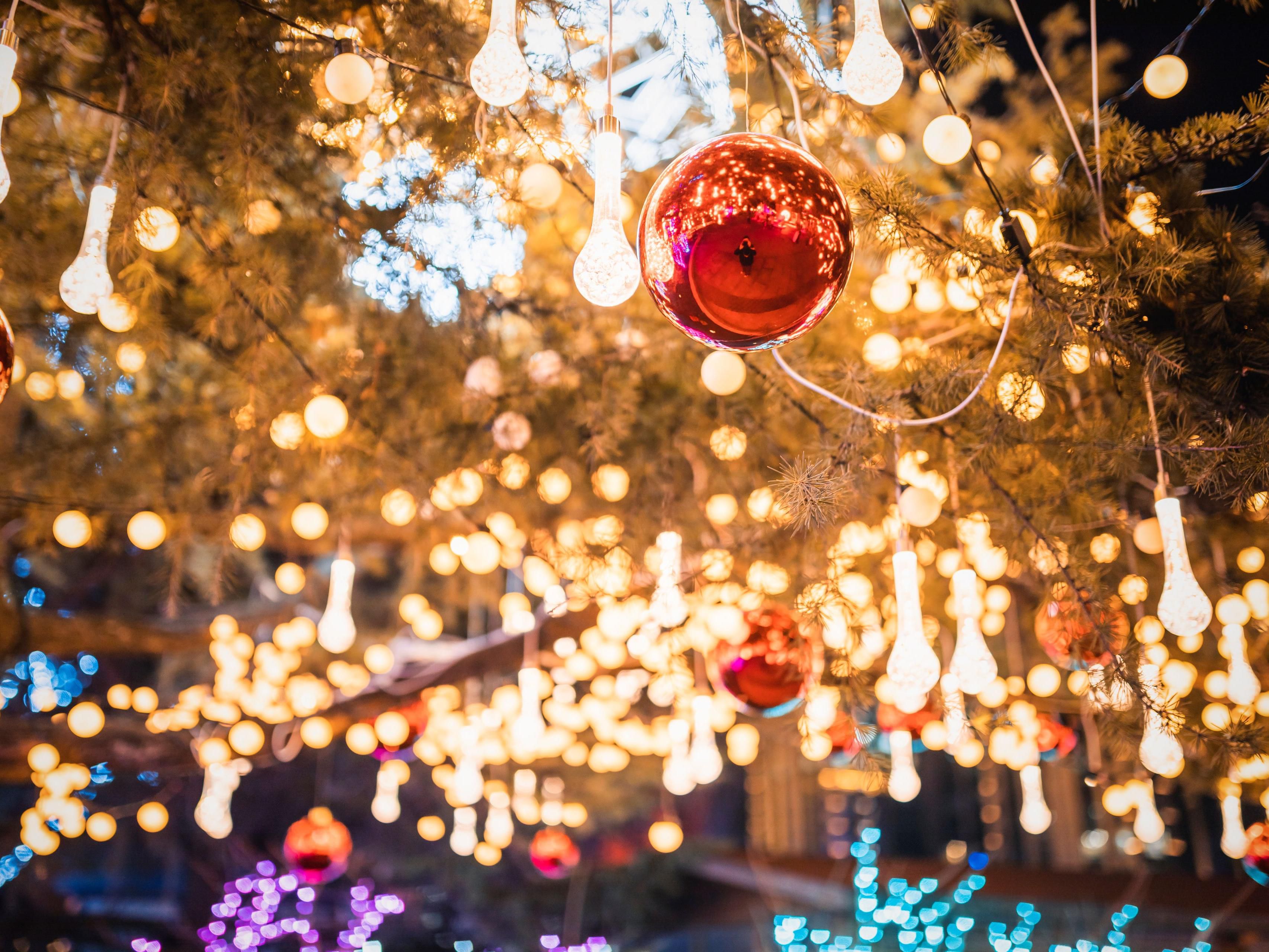 Get ready for the festive season in Munich! From our hotel, you can easily reach the famous Christmas market at Marienplatz by train. In less than 30 minutes, you’ll step into a magical winter wonderland filled with mulled wine, handmade crafts, and sparkling lights.