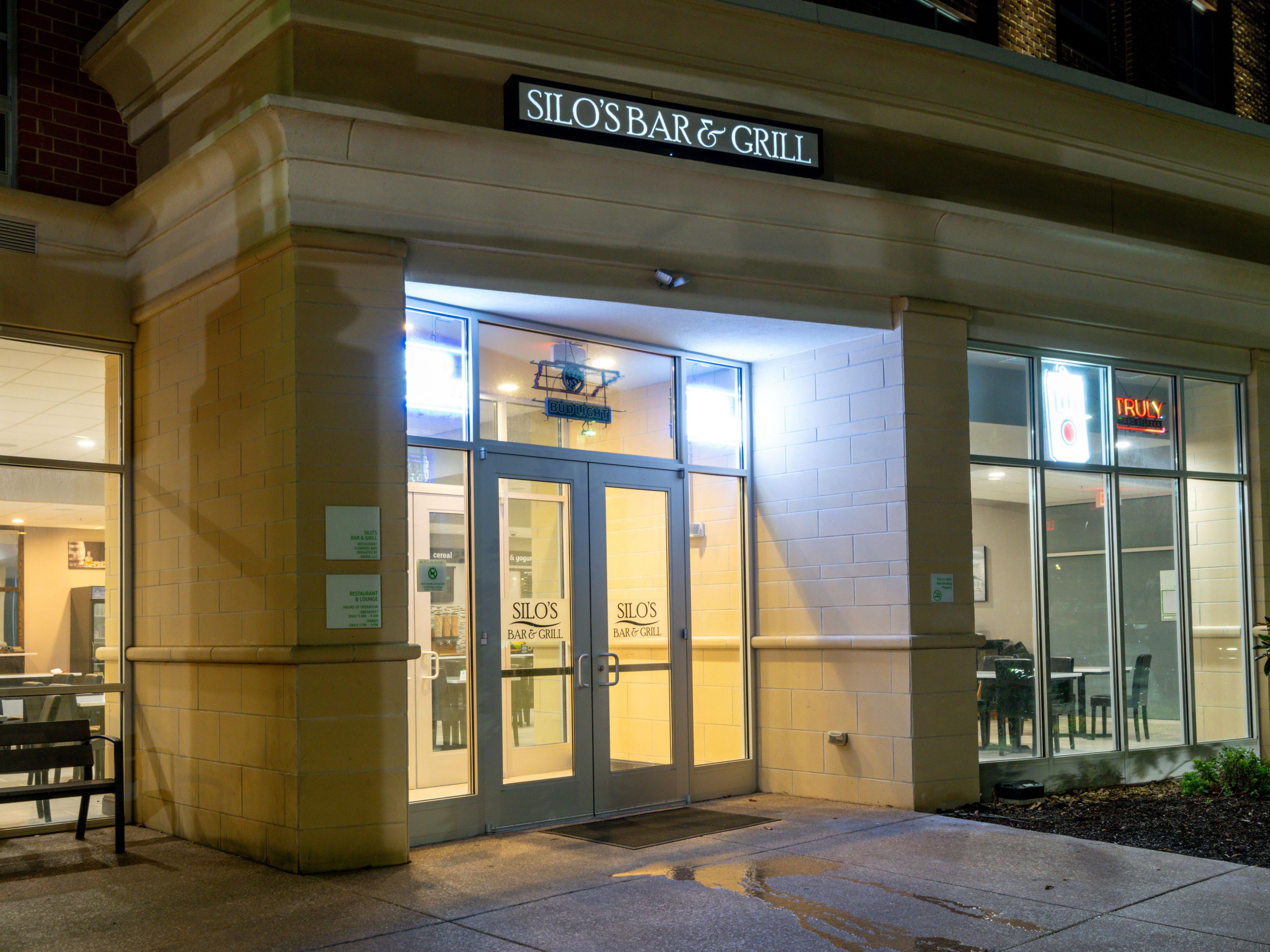 Foodies, families, and friends enjoy the distinctive style of Silo's Bar and Grill. Our casual ambiance and diverse menu of American favorites cater to every craving. Enjoy a hot, hearty breakfast buffet and return for a relaxing dinner paired with a handcrafted cocktail. At Silo’s, kids 11 and under eat free, making your dinner enjoyable.