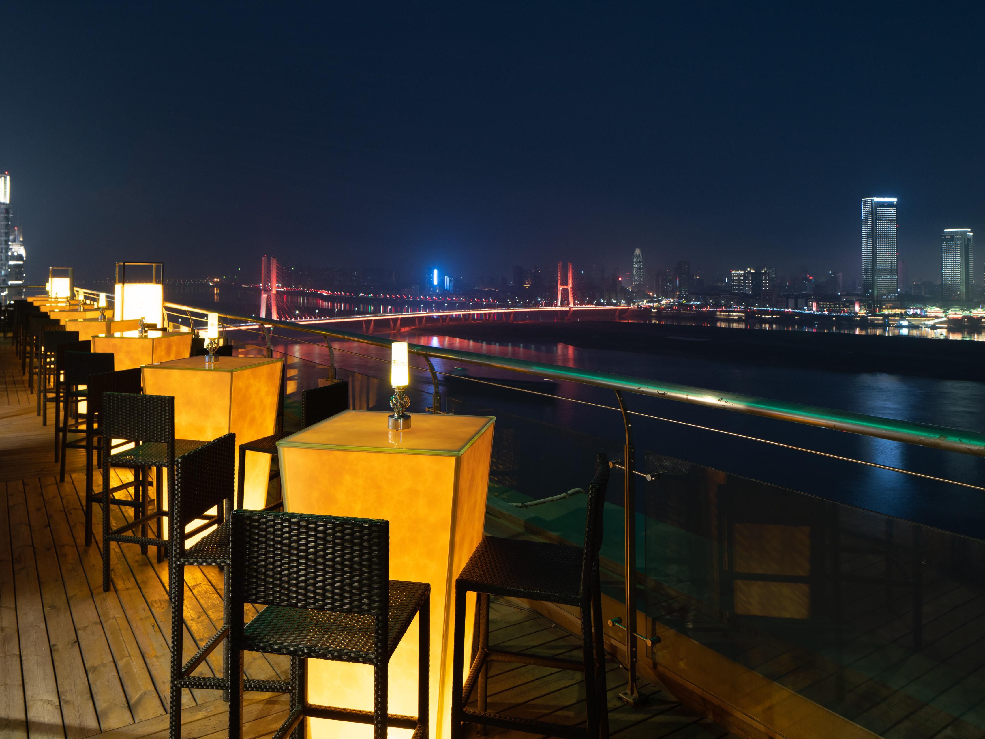 位于酒店18楼的现代音乐酒吧，充满创新风尚，享有全江景视角，无论是室内还是室外，都是您举办私人派对或时尚聚集的理想之所。