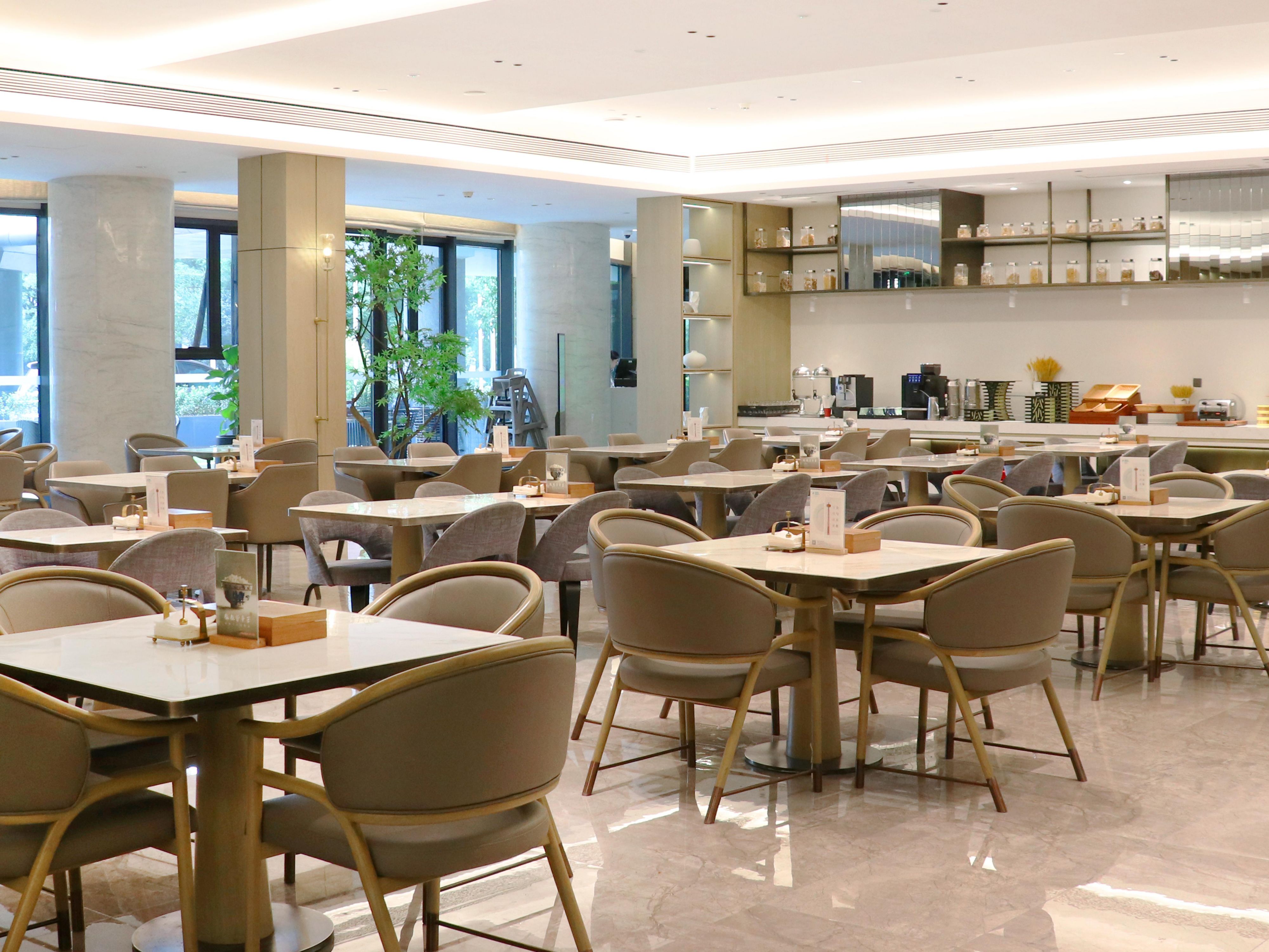 Hi Bowl Restaurant offers buffet breakfast, where popular Asian and Western cuisine as well as local specialties are served. Enjoy delicious tasting “big bowl” dishes in a fashionable atmosphere that adds pleasure to your meal.