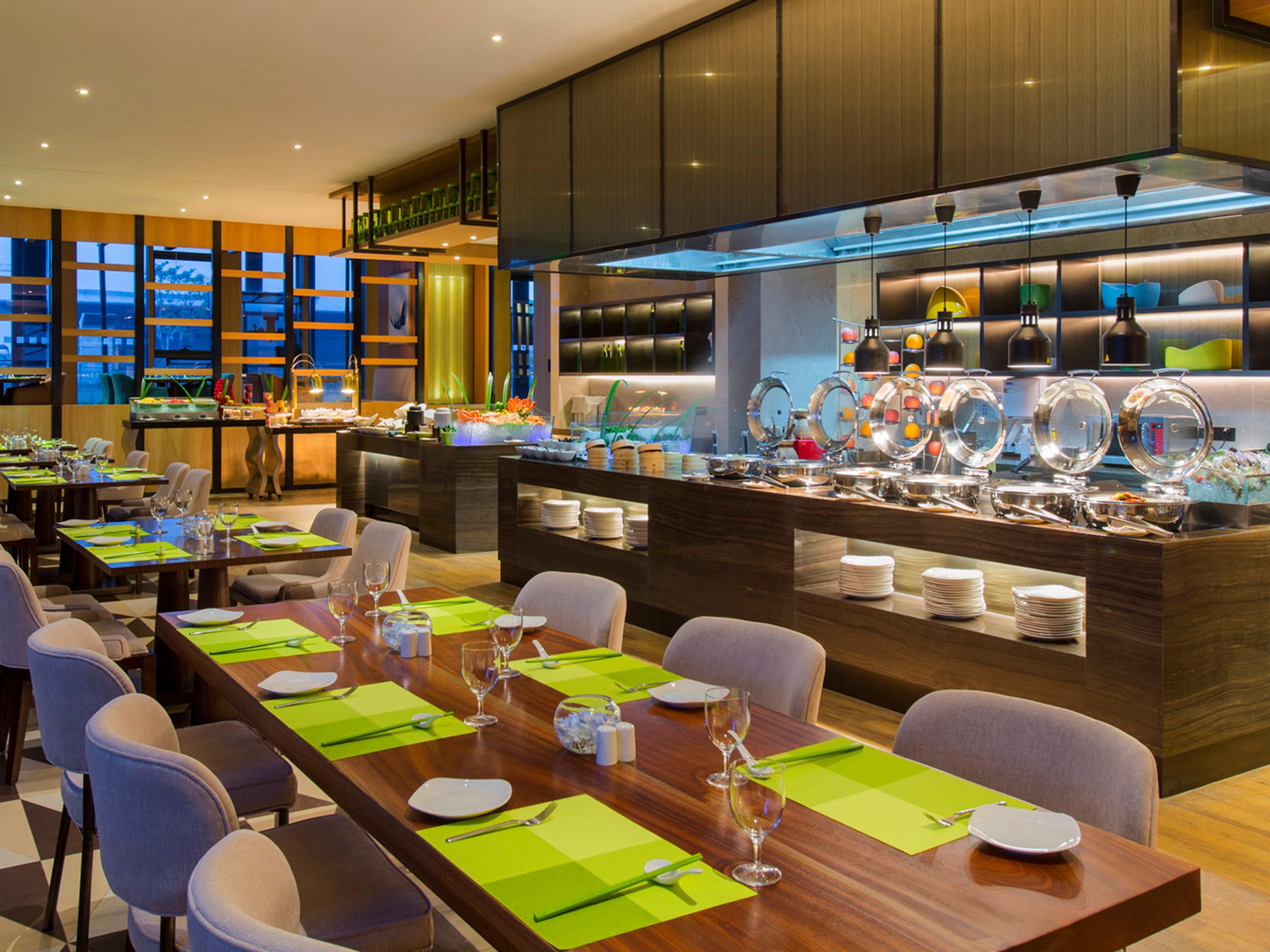 时尚简约的悠悦西餐厅提供中西式美食，设有开放式厨房，可边品尝美食边观看大厨精湛的厨艺表演，为就餐更添趣味；另有独立的儿童娱乐区，乐享美味的同时给孩子们提供了一片欢乐的天地；此外餐厅附设户外餐区，是举办小型酒会、生日派对及户外BBQ的理想场所。
餐位： 100
营业时间： 自助早餐 6:00-22:30    零点服务 6:00-22:00