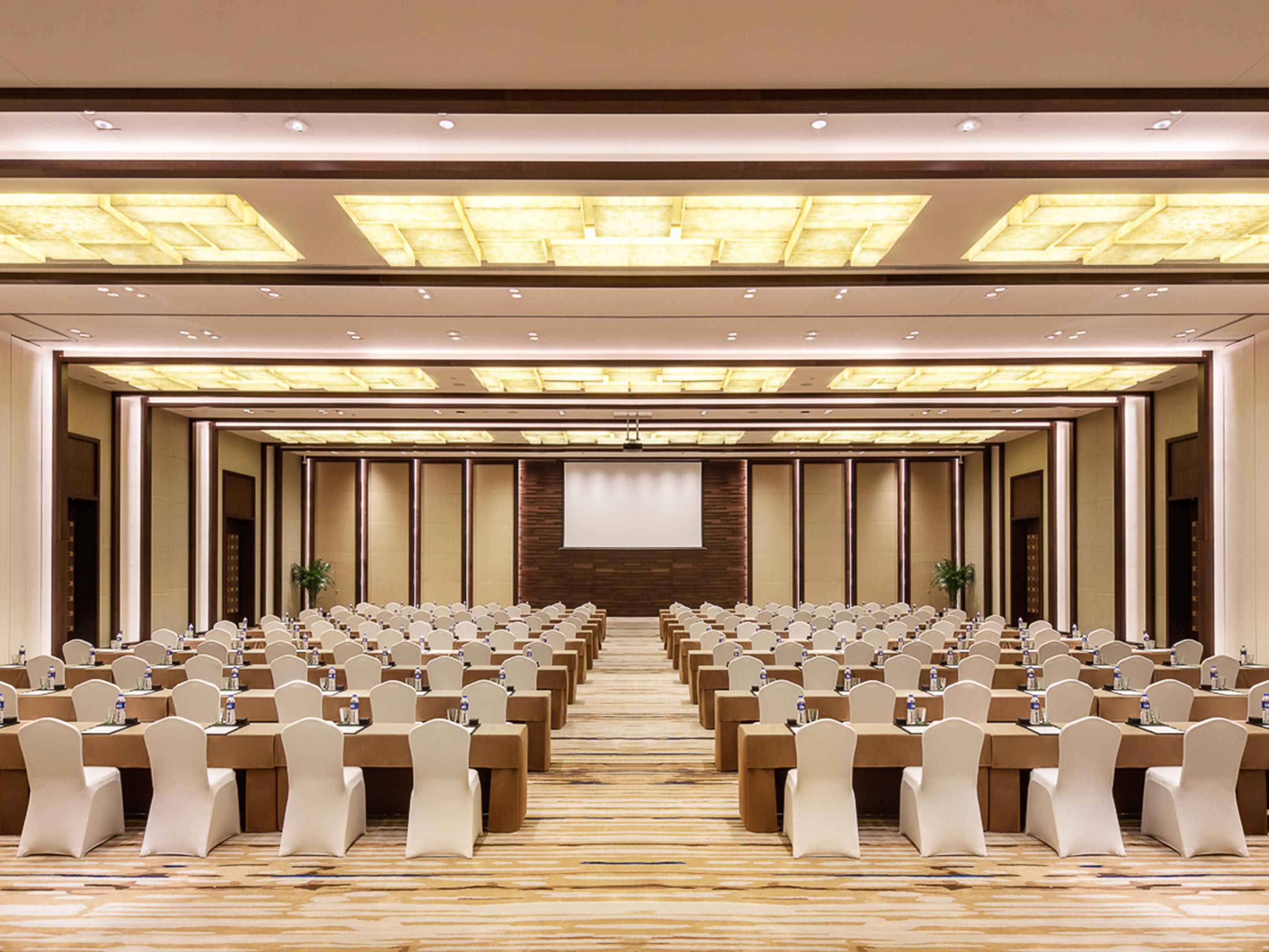 Hotel offers a wide range of venues -available from 65 to 1200 square meters and fully adjustable based on customer needs- ideal for meetings. Exhilarating lake view of the 388 square meters ballroom foyer and 1200 square meters ballroom with 7-meter high ceilings and high-tech equipment allow every event to exceed expectations.