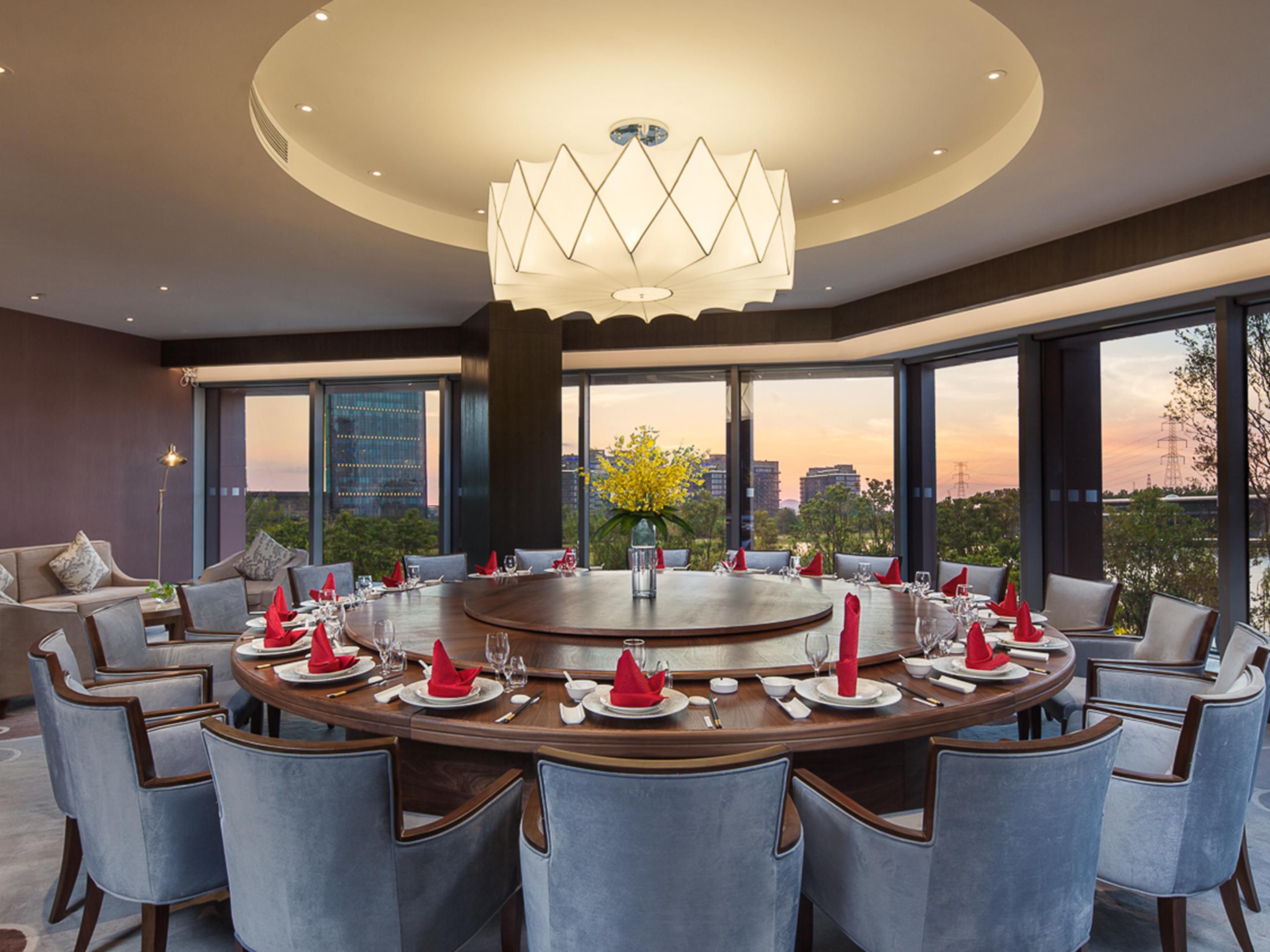 TianYun Chinese Restaurant offers classical Huaiyang cuisine and modern style Cantonese cuisine, be equipped with an elegant modern dining room with eight private rooms. It is the perfect venue to host dining parties for business and social events.
Capacity: 238
Operation Time: Lunch 11:30-14:00    Dinner 5:30-21:30