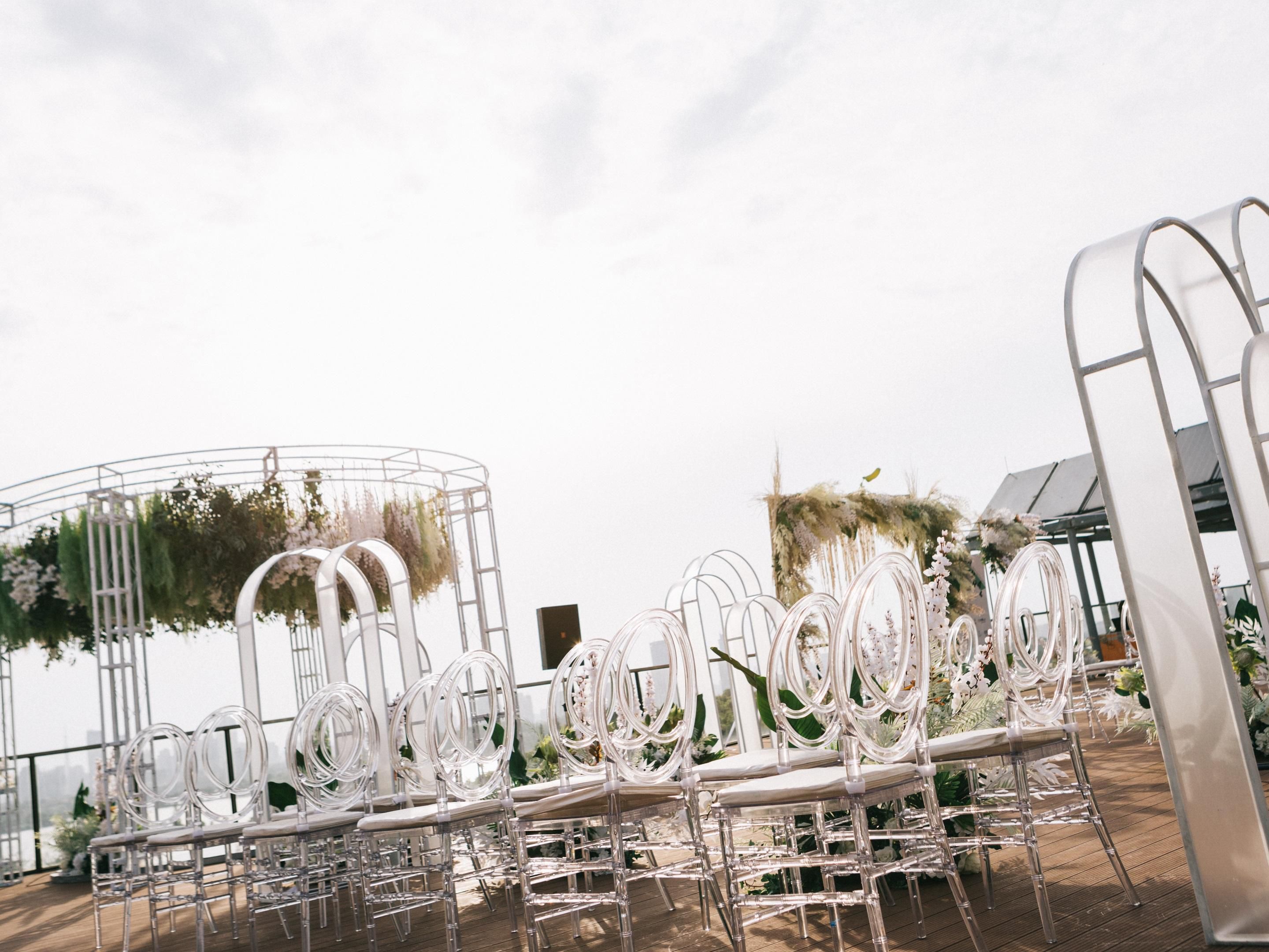 The hotel has an outdoor terrace of 1200 square meters on the roof top, where you can enjoy the beautiful scenery of Xuanwu Lake and Purple Mountain.