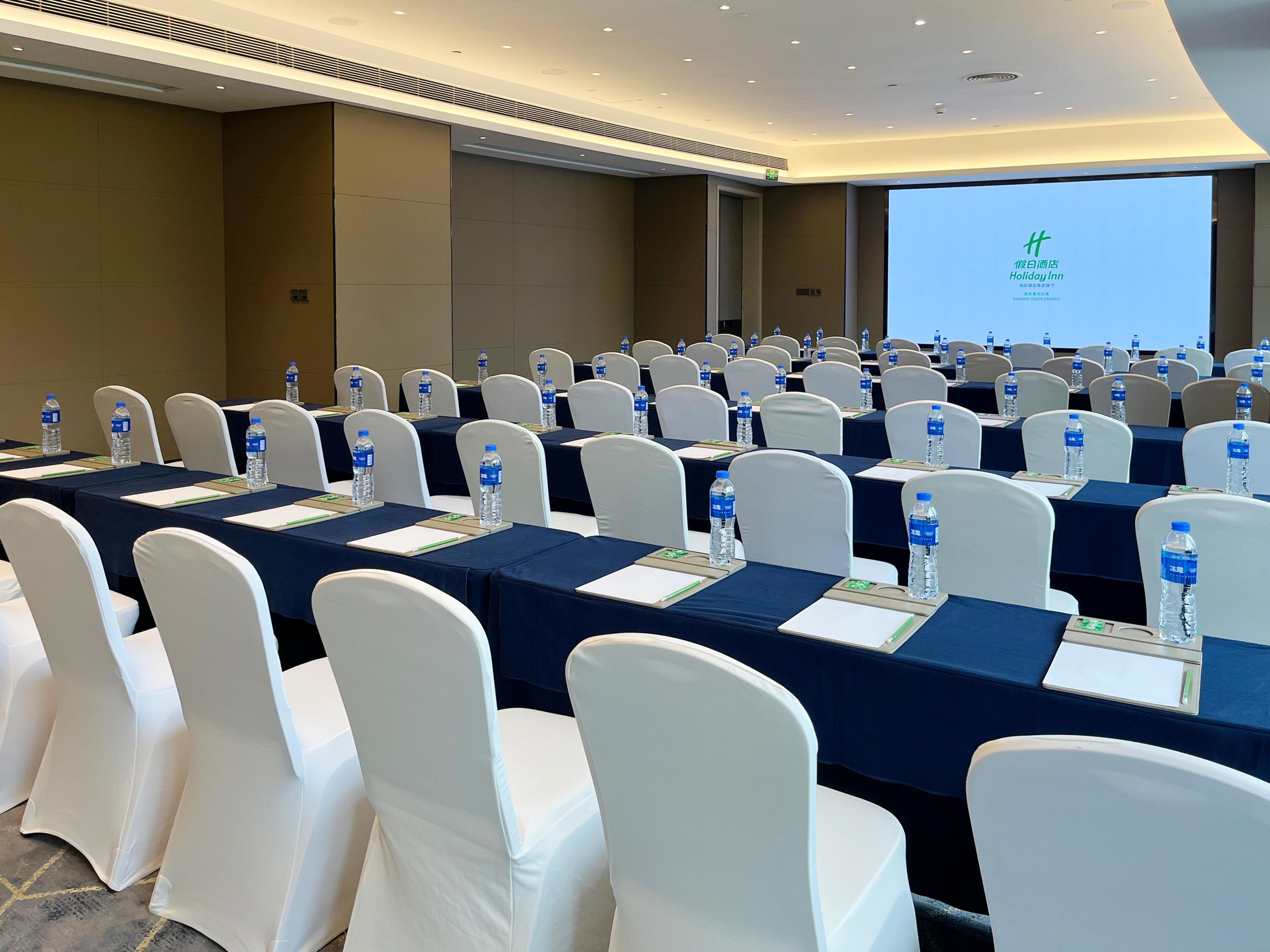 Our hotel offers one multi-function hall, which can accommodate 200 people meetings, and also 6 flexible conference rooms as well. These meeting spaces make an ideal venue for corporate meetings and business banquets. Our enthusiastic and professional banquet team could custom-make a perfect meeting plan for you to achieve your needs.