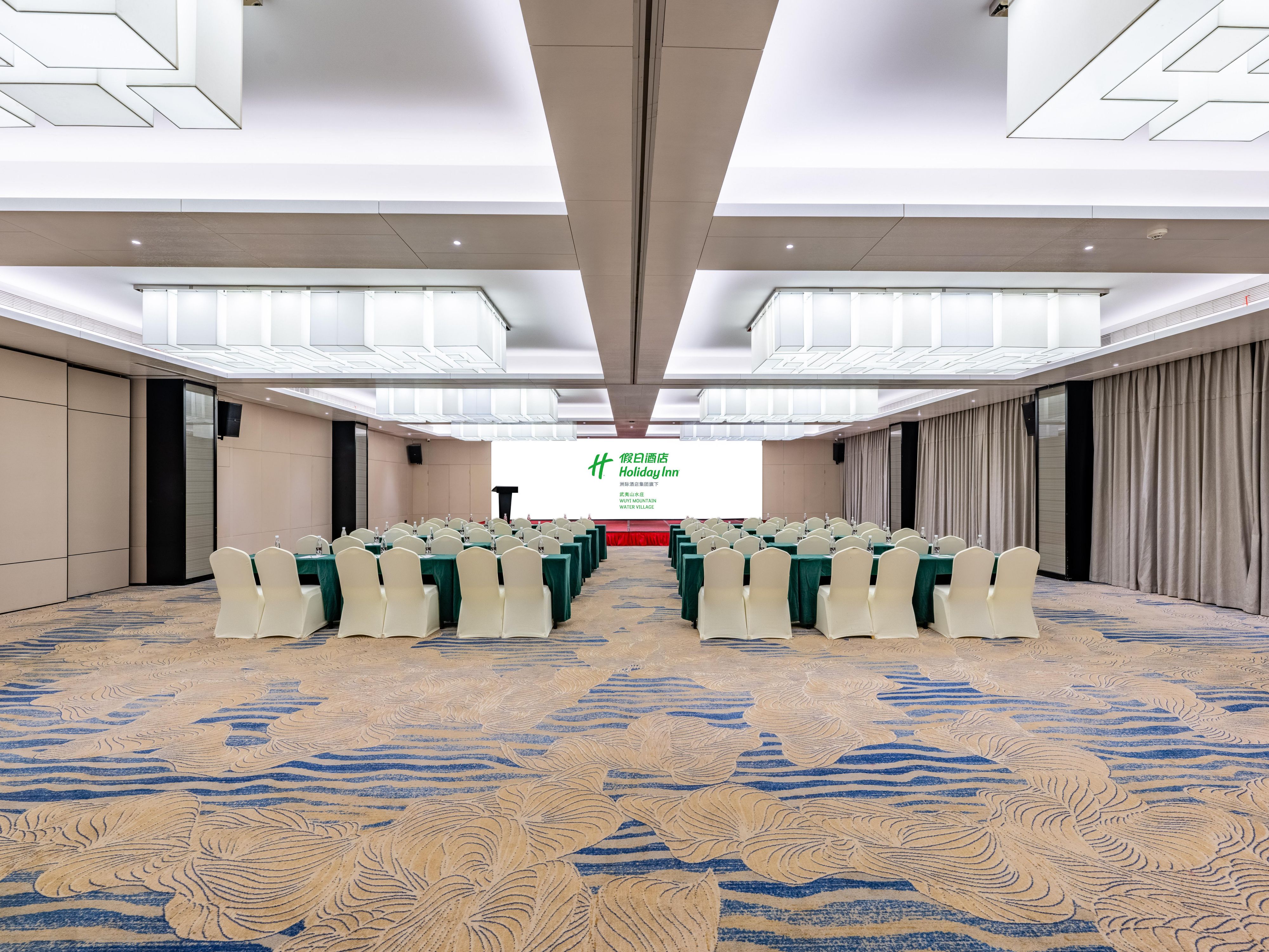 酒店拥有包括320平方米大宴会厅在内的2间多功能会
议室，空间布局灵活，无论是盛大的餐前酒会或是商务
活动，酒店专业的会务及宴会团队将为您提供定制及个
性化服务。