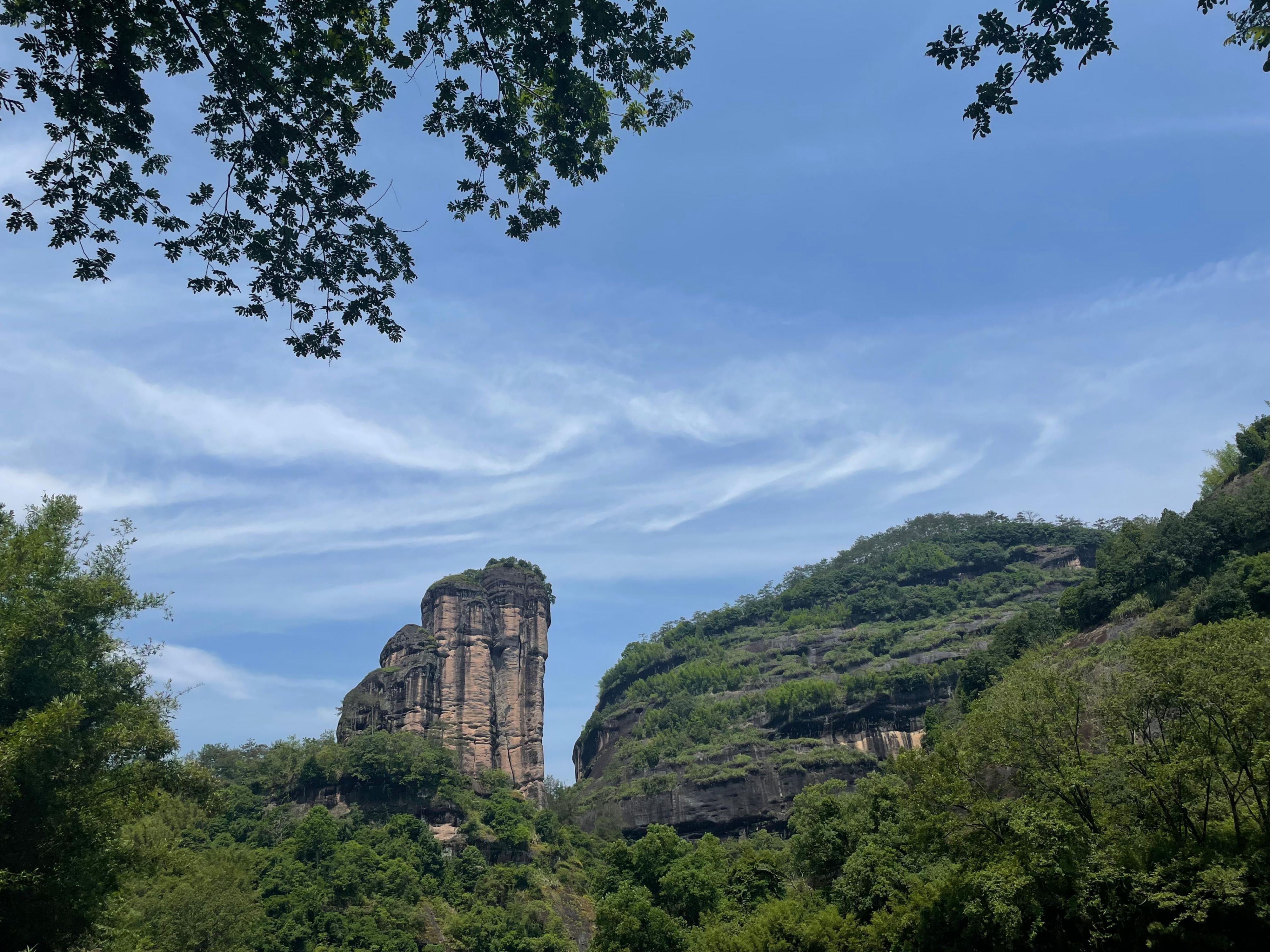 老字号-公交车站，约1公里，车程约5分钟
武夷山北站，约14.5公里，车程约20分钟
武夷山机场，约5公里，车程约8分钟
武夷山风景区北入口，约1.2公里，车程约5分钟
武夷山风景区南入口，约5.7公里，车程约15分钟
武夷山印象大红袍，约4.7公里，车程约11分钟